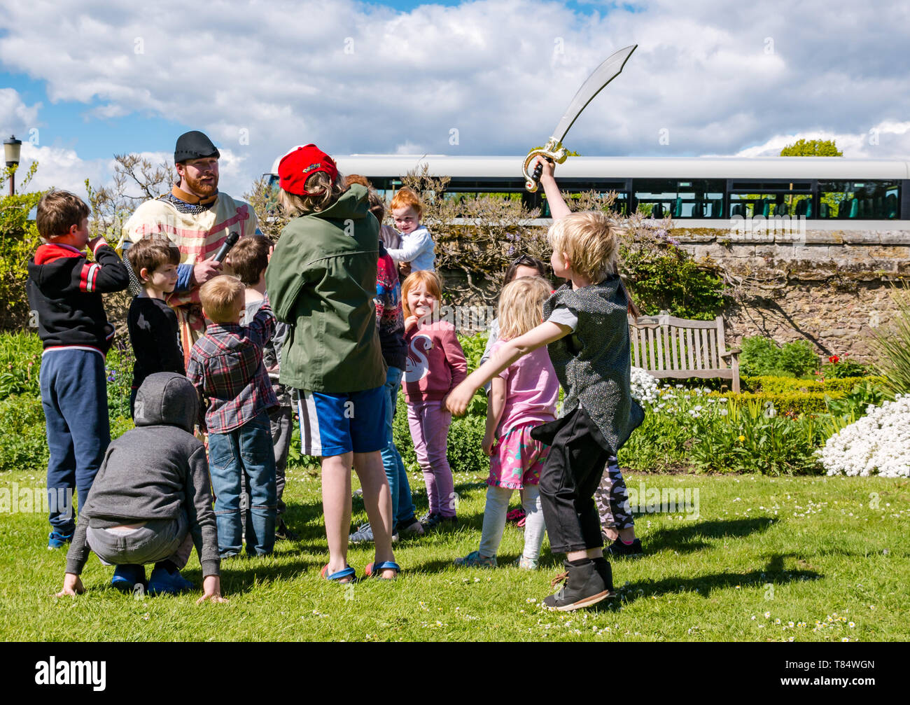 Giornata medievale. Dirleton Castle, East Lothian, Scozia, Regno Unito, 11 maggio 2019. Nella foto: ambiente storico la Scozia e per il divertimento di tutta la famiglia giorno alla vita del villaggio medievale nei giardini del castello. Bambini divertirsi imparando a marzo in un esercito. Finn, età 6 anni, entra nel lo spirito di lotta Foto Stock