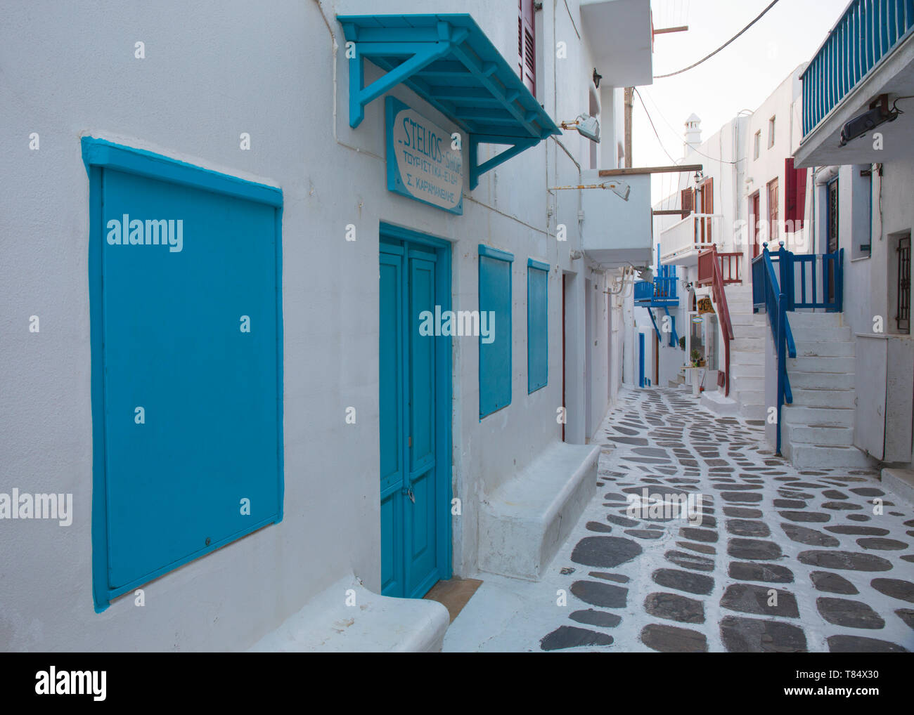 La città di Mykonos, Mykonos, Egeo Meridionale, Grecia. Vista lungo un tipico vicolo imbiancate nel piccolo quartiere di Venezia. Foto Stock