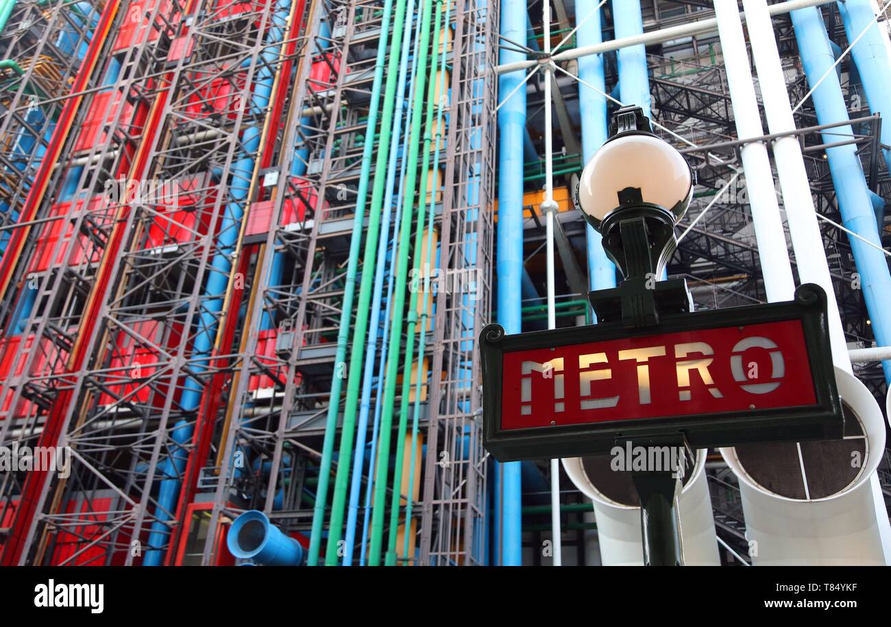 Parigi, Francia - Agosto 19, 2018: edificio chiamato Centro Pompidou e metropolitana di segnale Foto Stock