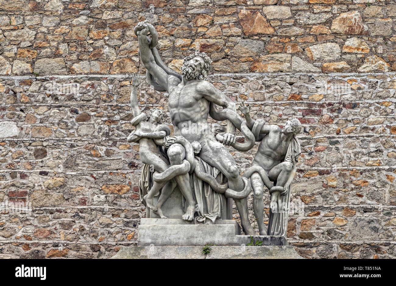 Scultura di figure mitologiche di combattimenti con un serpente in giardini italiani al Powerscourt Estate, Enniskerry, County Wicklow, Repubblica di Irlanda. Foto Stock