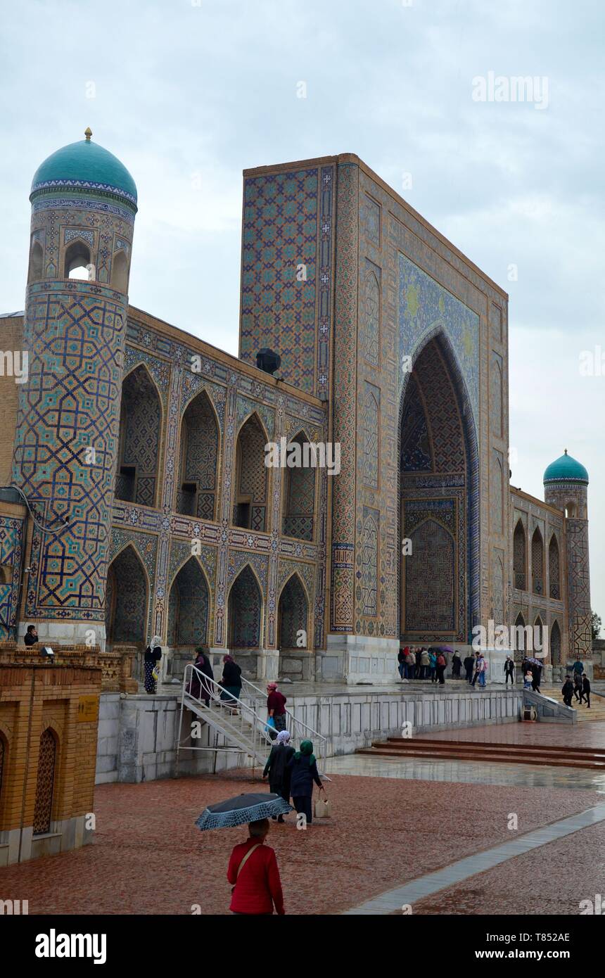 Samarcanda in Usbekistan, UNESCO Weltkulturerbe an der Seidenstraße: ehemalige Medressen um den Registan Foto Stock