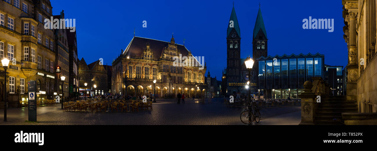 Panorama della storica piazza del mercato di Brema con UNESCO patrimonio culturale Municipio e St. Petri Dom Foto Stock