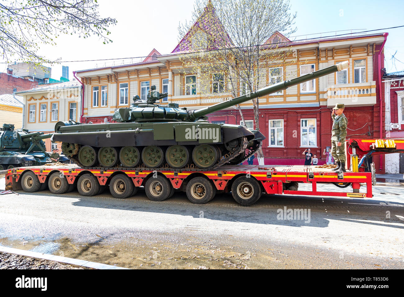 Samara, Russia - 4 Maggio 2019: Trasporto di esercito pesante serbatoio T-72B3 su una piattaforma di carico accompagnata da speciali veicoli convoglio Foto Stock