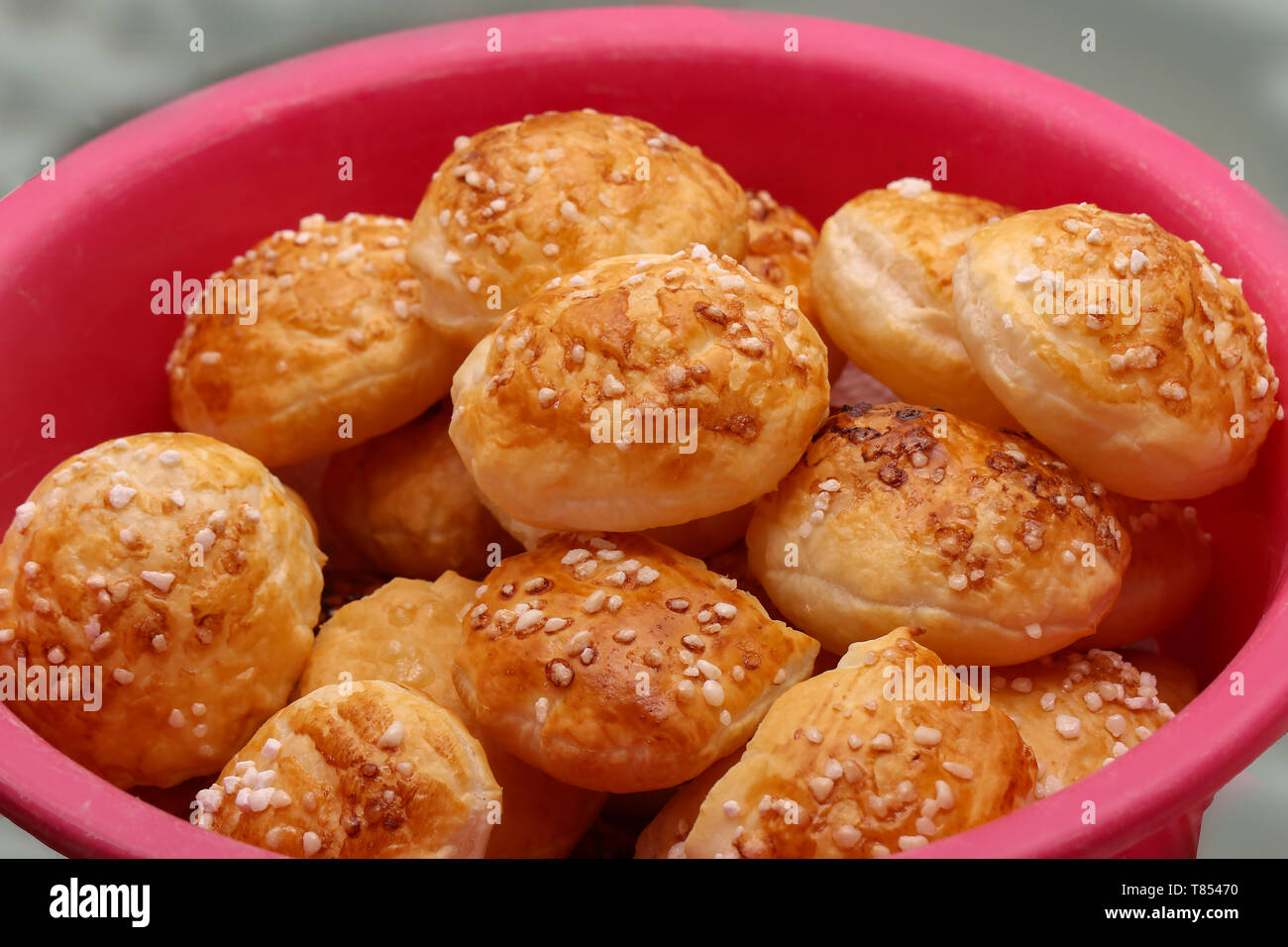 Pane appena sfornato rubicondo panini freschi sul tavolo. Foto Stock