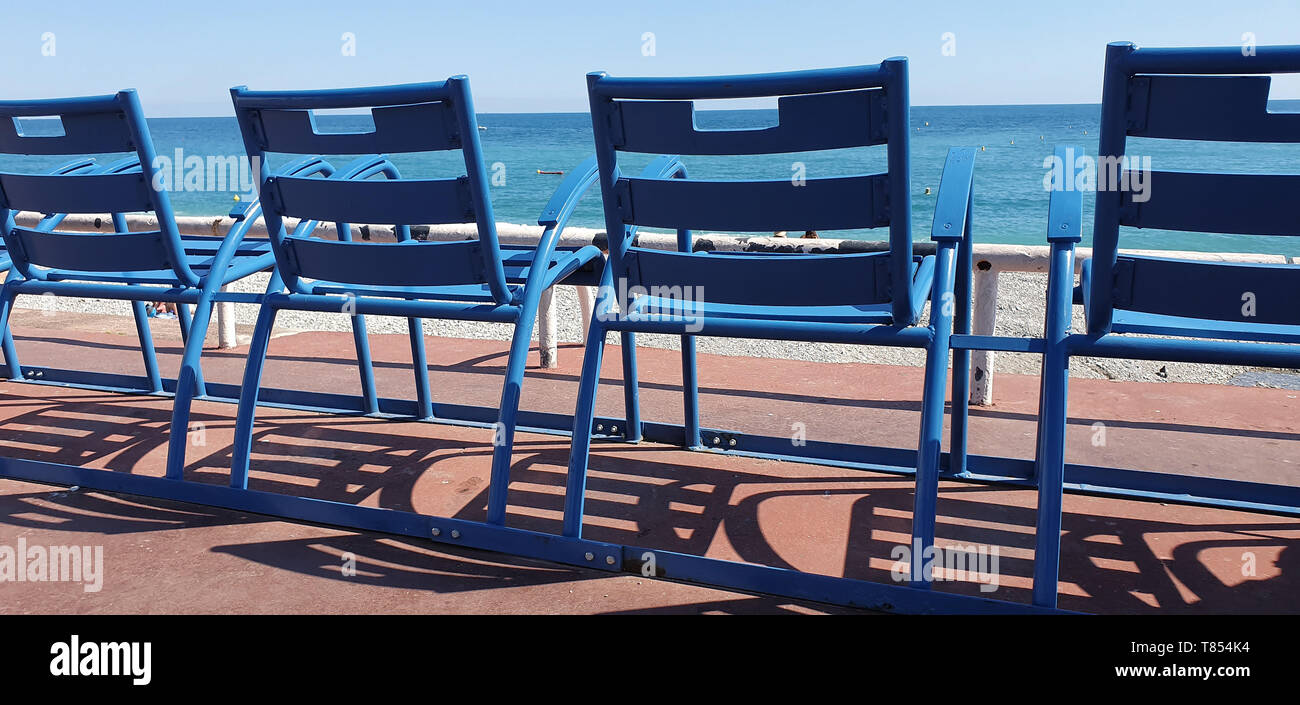 Sedie blu lungo la Promenade des Anglais a Nizza, simbolo di Nizza, Mare  mediterraneo, Costa Azzurra, Francia, Europa Foto stock - Alamy