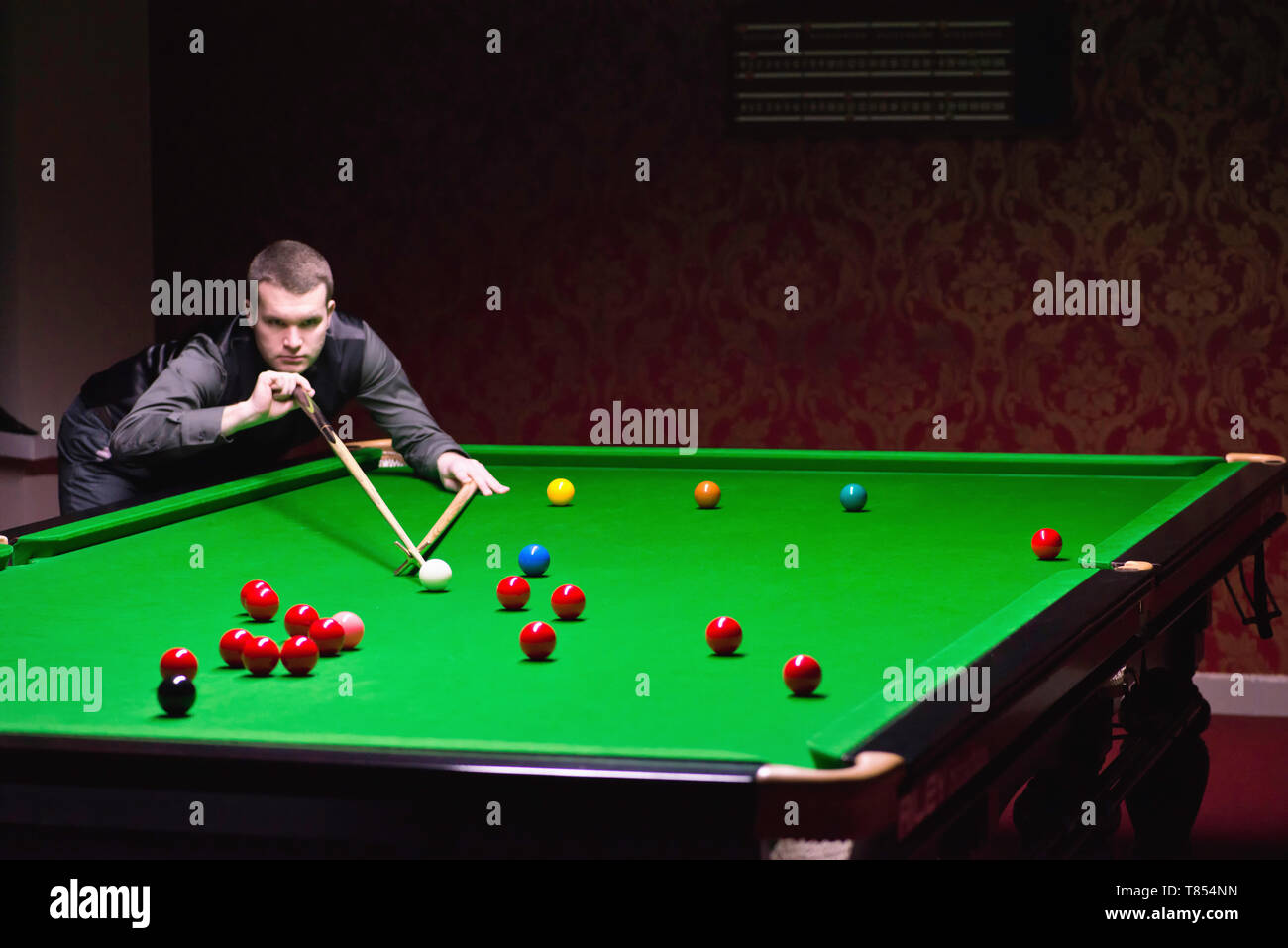 Snooker player in un colpo Foto Stock