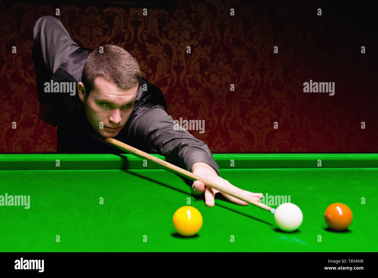 Snooker player in un colpo Foto Stock
