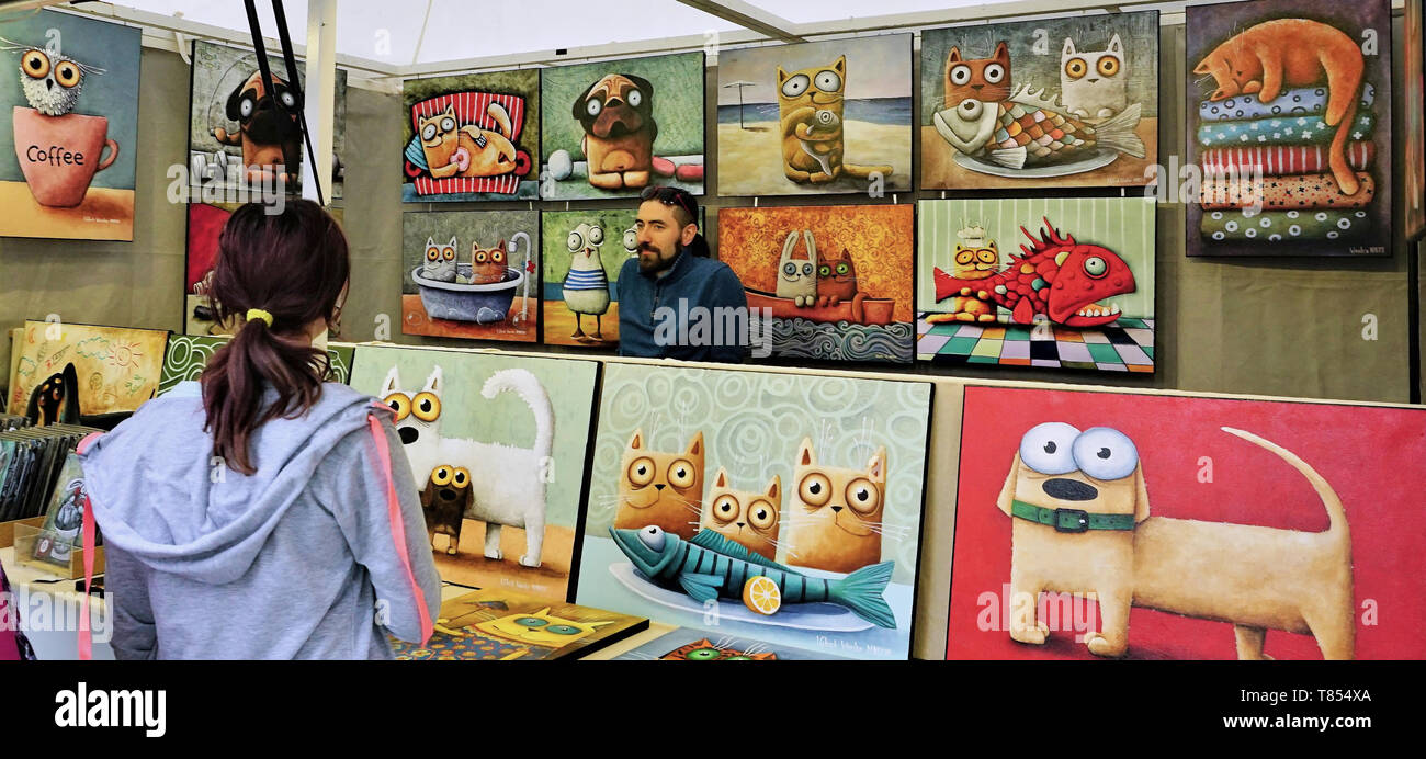 Artista vende i suoi dipinti di animali a Bratislava, Slovacchia mercato all'aperto Foto Stock