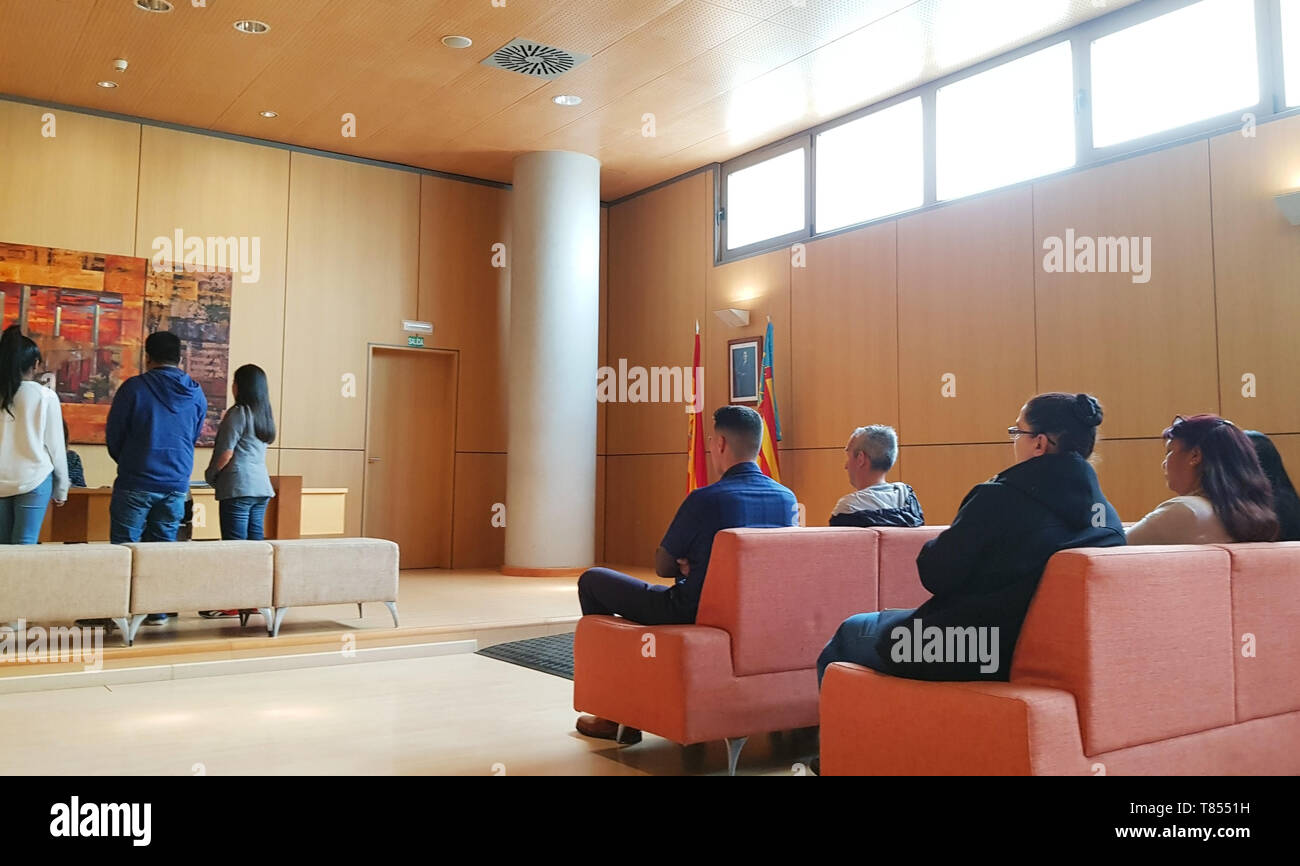 Persone alla cerimonia di cittadinanza nella città di Valencia registro civile. Gli emigranti alla cerimonia del giuramento, la concessione della cittadinanza spagnola Foto Stock