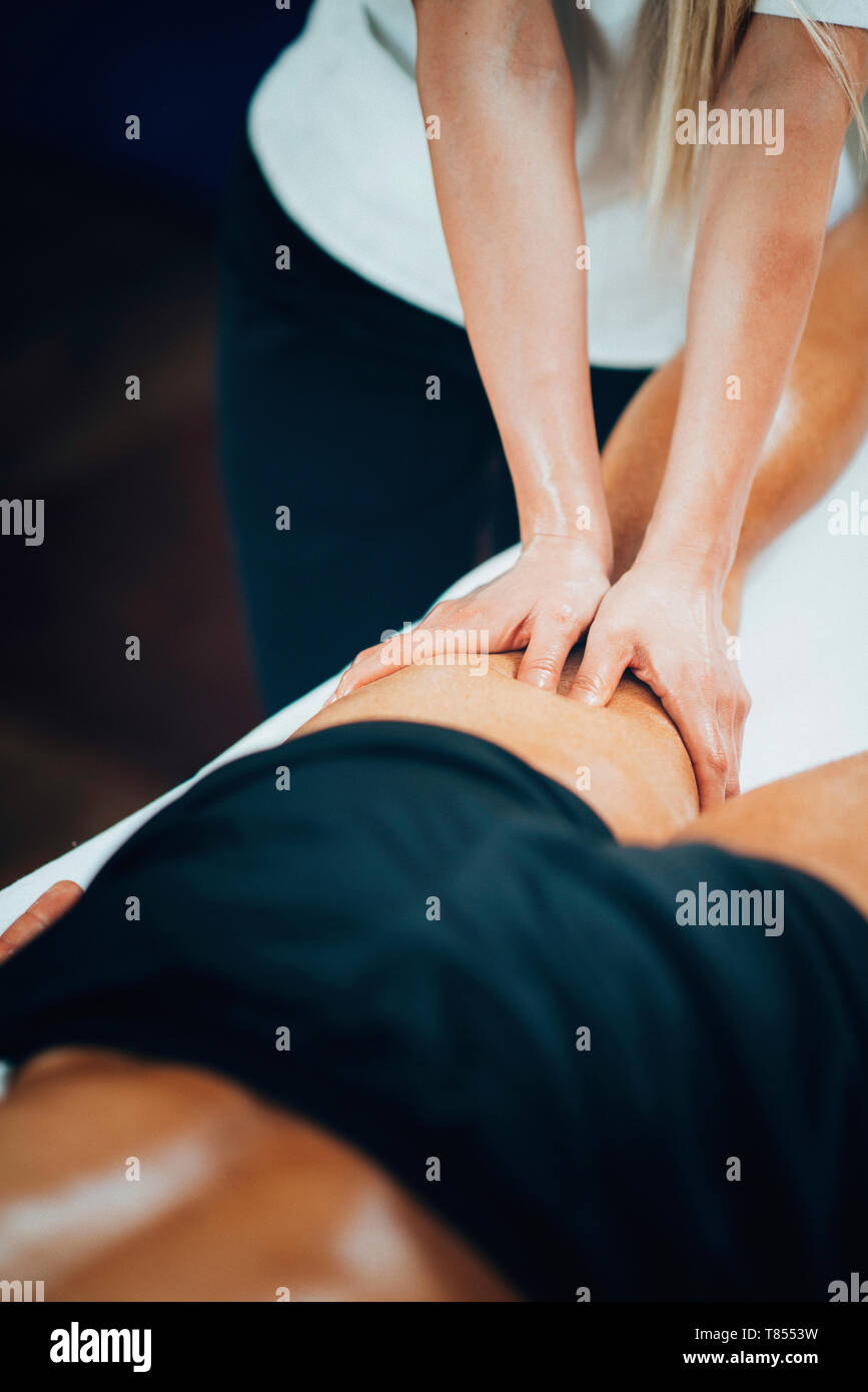 Massaggio sportivo Foto Stock