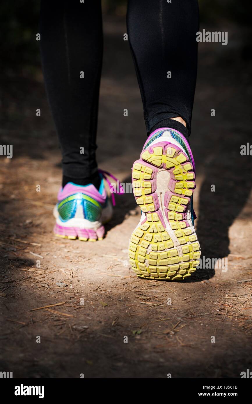 Close-up di scarpe per camminare su un sentiero sabbioso Foto Stock