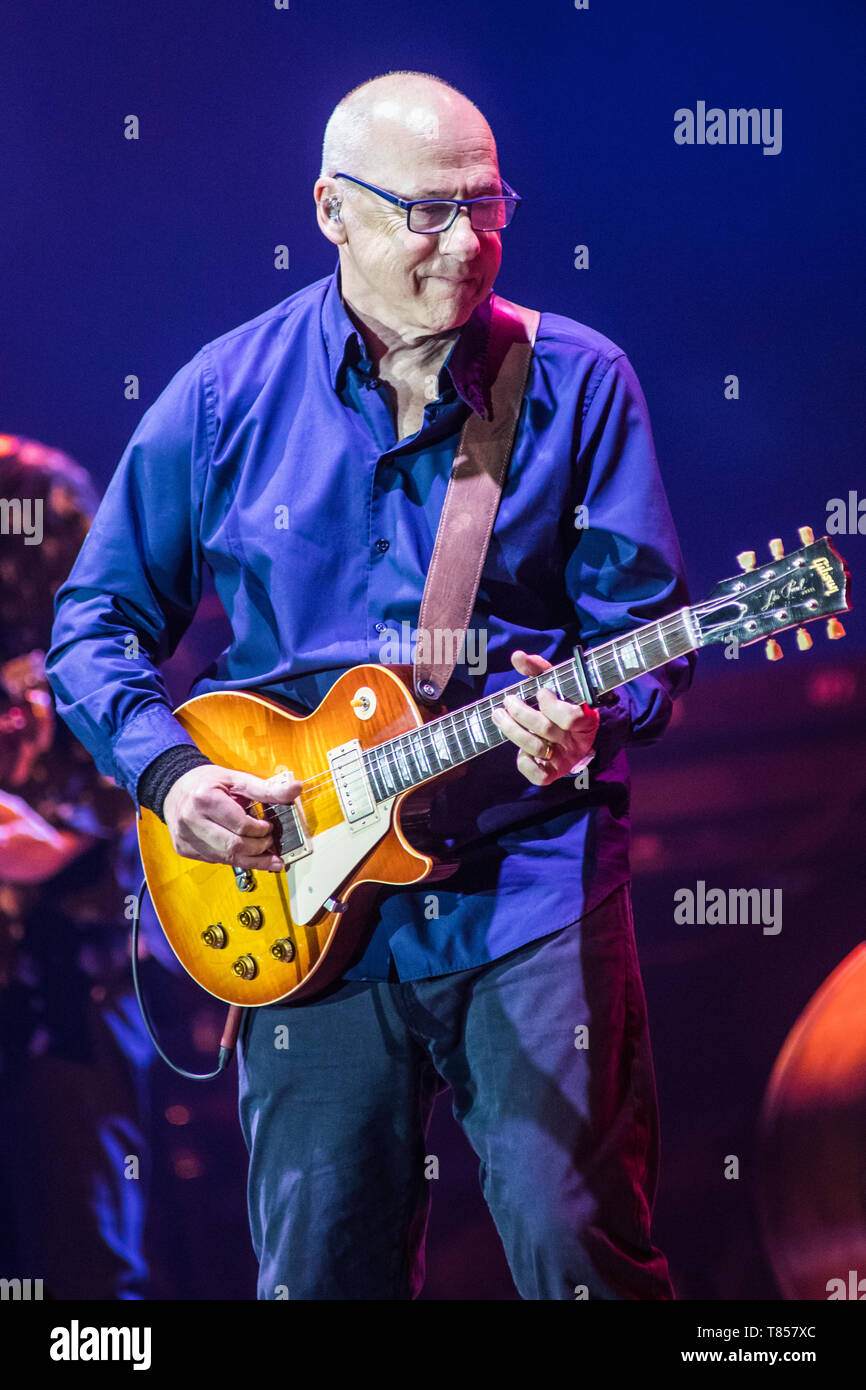 Milano Italia. Il 10 maggio 2019. Il cantautore britannico e il chitarrista mark knopfler suona dal vivo sul palco al Mediolanum Forum durante "Una serata con Mark Knopfler e Band' Foto Stock