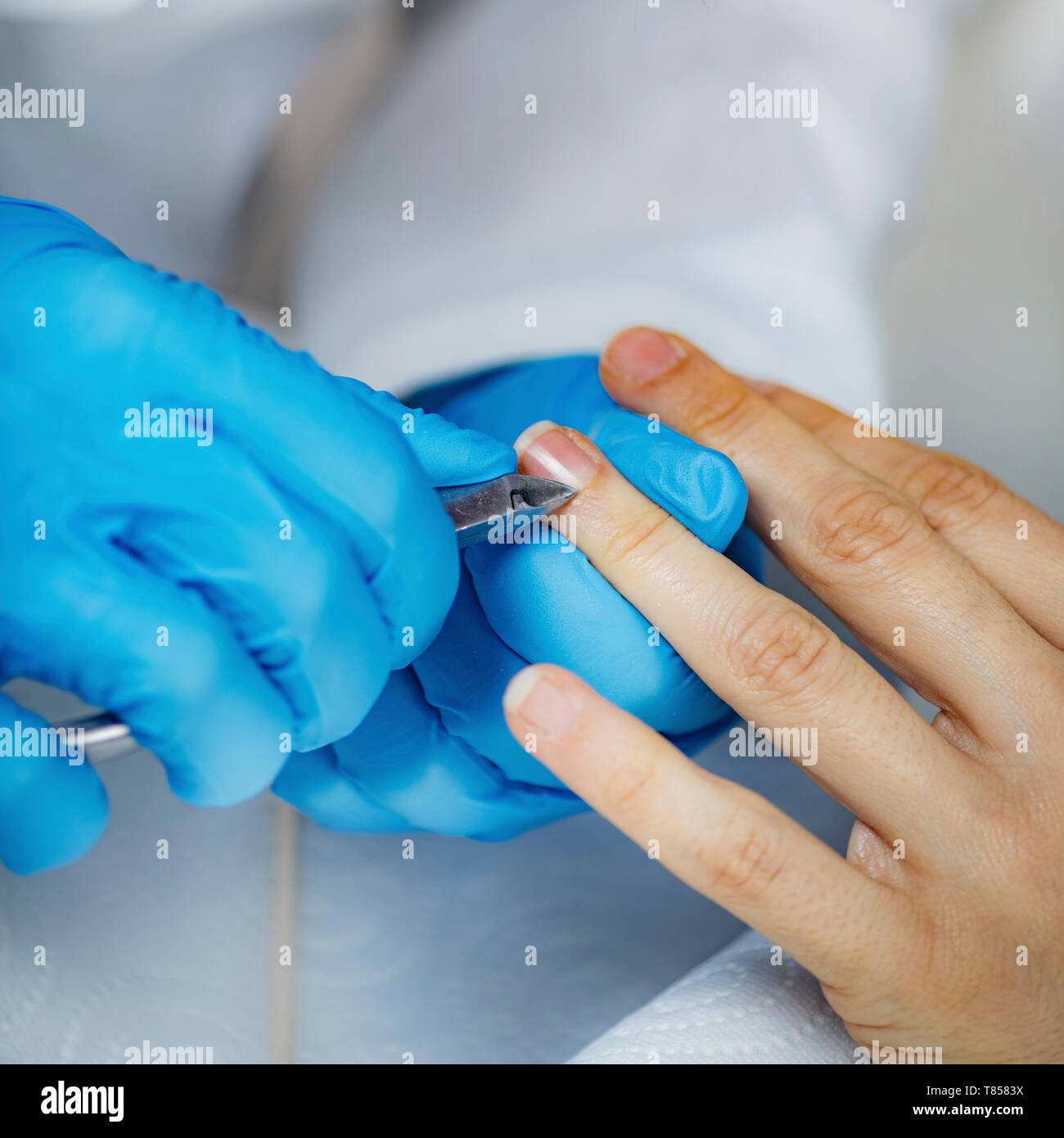 Rimozione di unghia cuticole Foto Stock