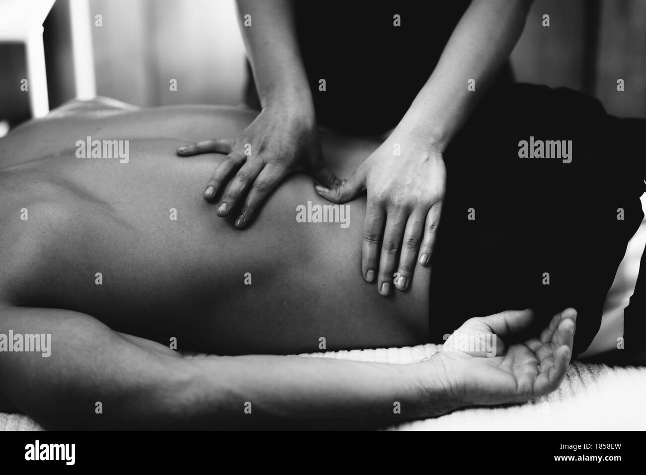 Abbassare massaggio alla schiena Foto Stock