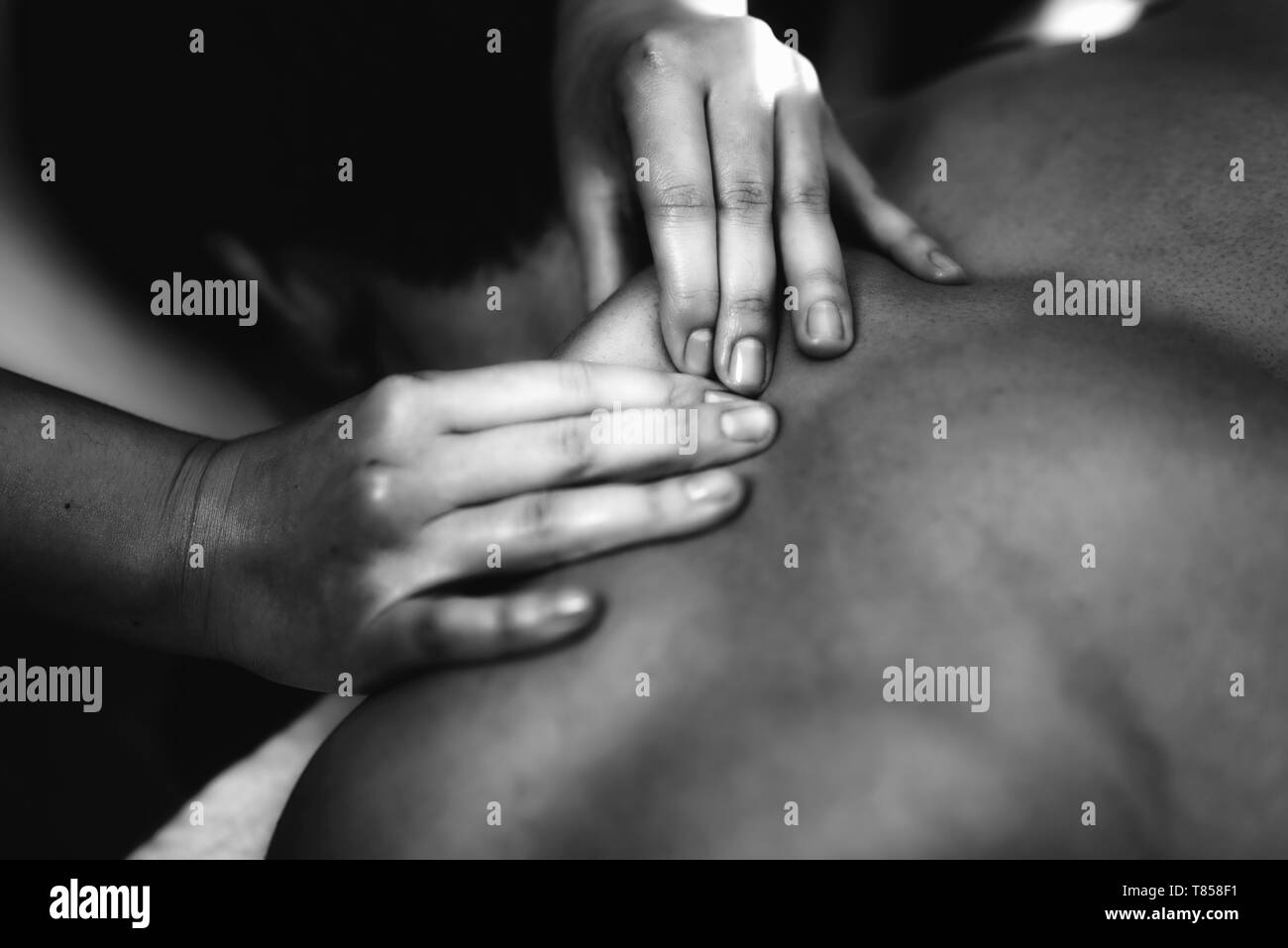 Massaggio della spalla Foto Stock