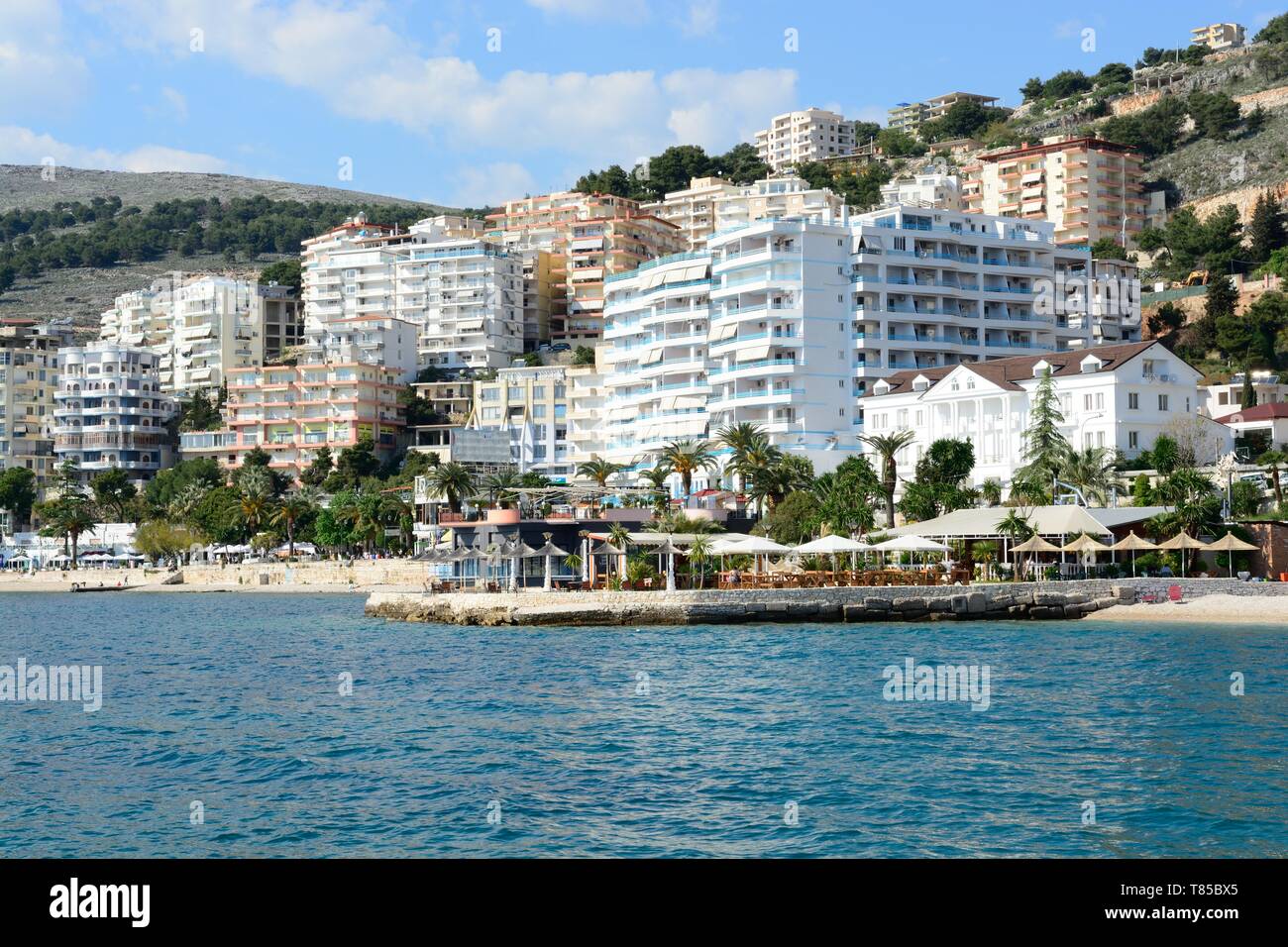 Città costiera di Saranda sulla Riviera albanese una popolare destinazione per vacanze in Albania Foto Stock