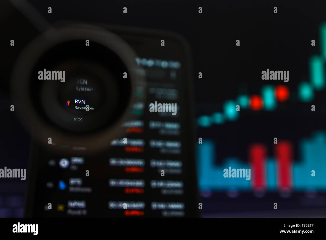 SAN FRANCISCO, STATI UNITI - 9 Maggio 2019: un grafico di tendenza crescente di RVN Ravencoin Cryptocurrency. L'illustrazione delle candele verde bar di tendenza di sollevamento, San Foto Stock