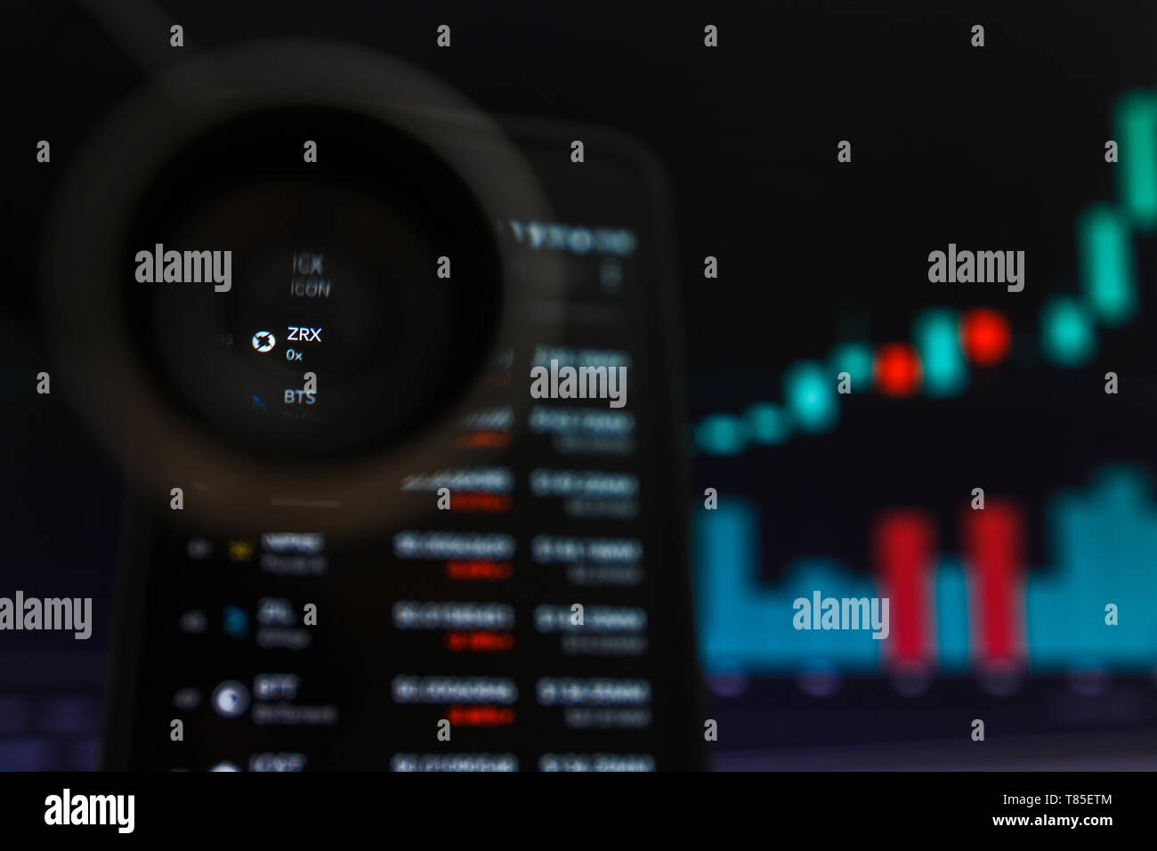 SAN FRANCISCO, STATI UNITI - 9 Maggio 2019: un grafico di tendenza crescente di ZRX 0x Cryptocurrency. L'illustrazione delle candele verde bar di tendenza di sollevamento, San Francesco Foto Stock