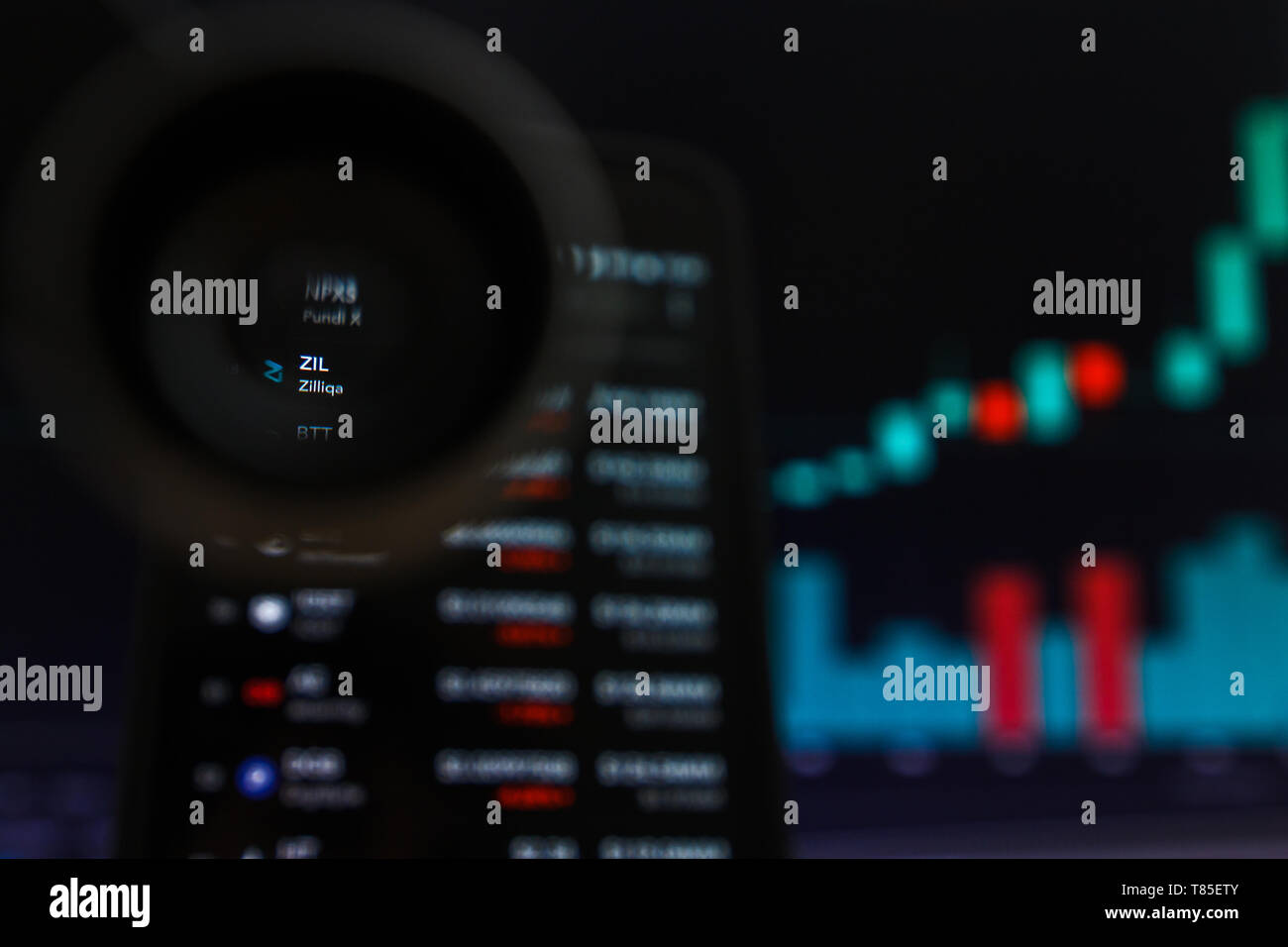 SAN FRANCISCO, STATI UNITI - 9 Maggio 2019: un grafico di tendenza crescente di ZIL Zilliqa Cryptocurrency. L'illustrazione delle candele verde bar di tendenza di sollevamento, San Fr Foto Stock