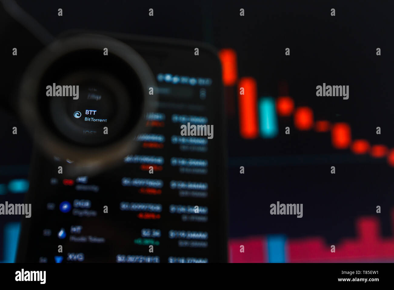 SAN FRANCISCO, STATI UNITI - 9 Maggio 2019: un grafico di trend decrescente di BTT Cryptocurrency BitTorrent. L'illustrazione delle candele rosse Bar caduta di tendenza verso il basso, Foto Stock
