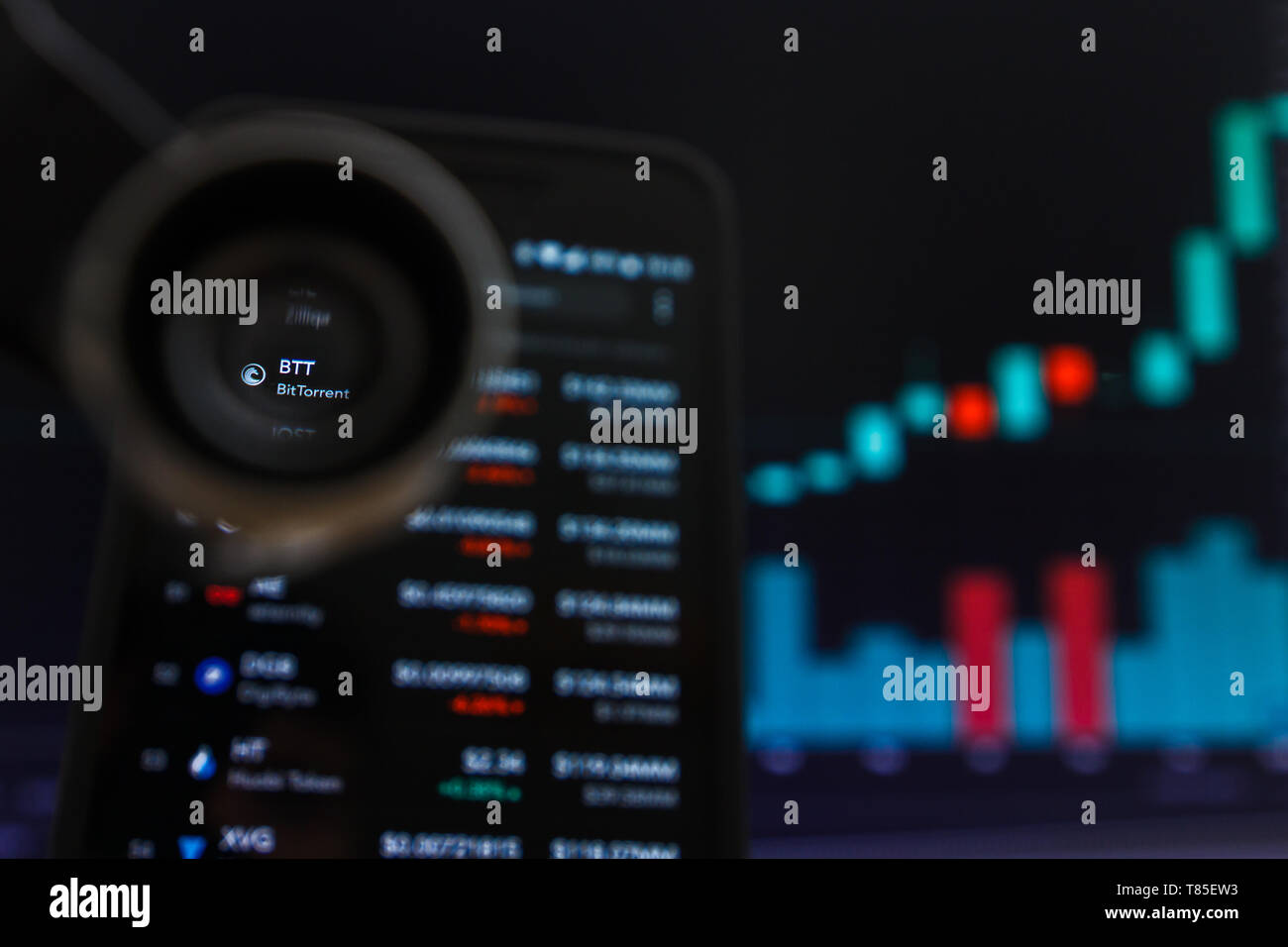 SAN FRANCISCO, STATI UNITI - 9 Maggio 2019: un grafico di tendenza crescente di BTT Cryptocurrency BitTorrent. L'illustrazione delle candele verde bar di tendenza di sollevamento, San Foto Stock