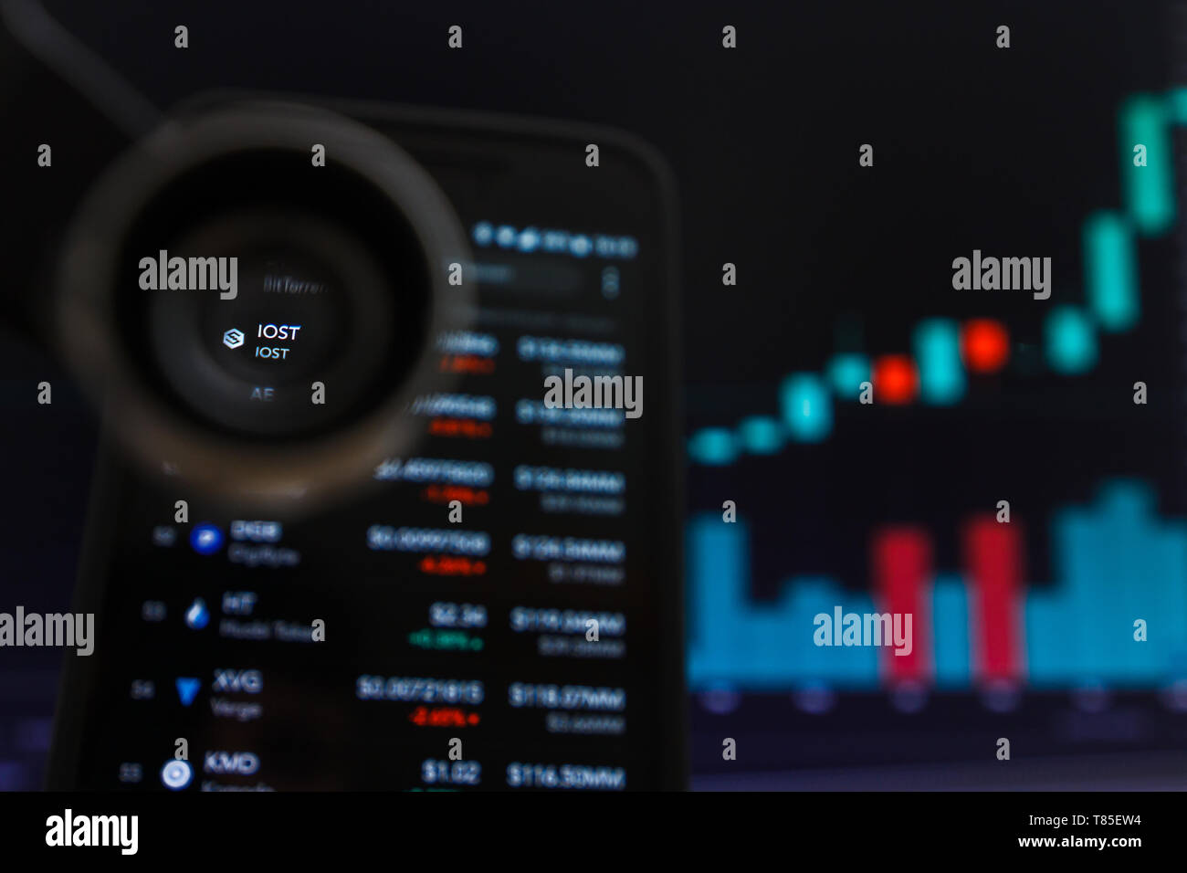 SAN FRANCISCO, STATI UNITI - 9 Maggio 2019: un grafico di tendenza crescente di IOST Cryptocurrency. L'illustrazione delle candele verde bar di tendenza di sollevamento, San Francisco Foto Stock
