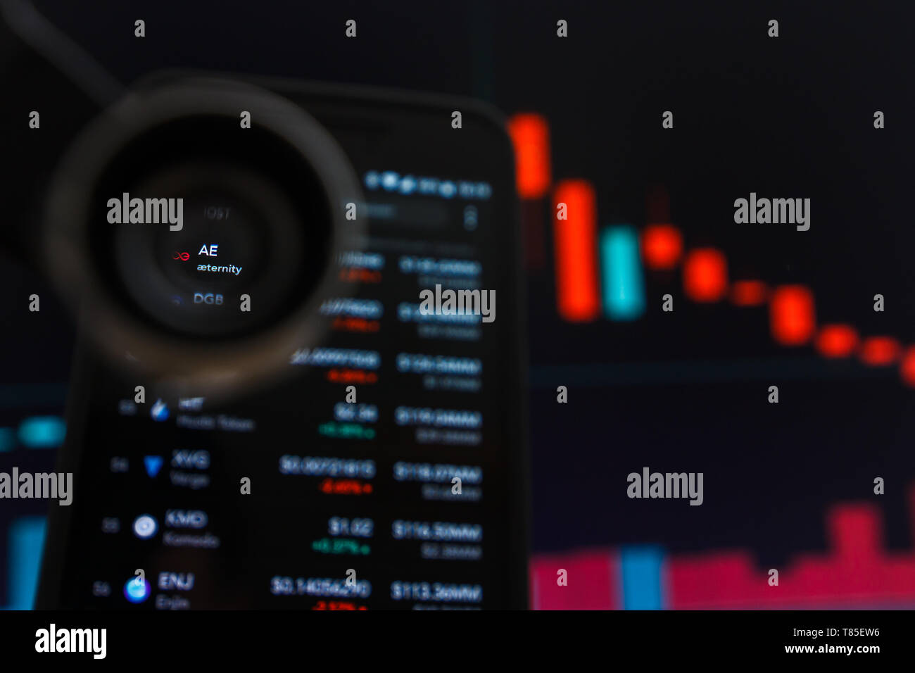 SAN FRANCISCO, STATI UNITI - 9 Maggio 2019: un grafico di trend decrescente di AE Aeternity Cryptocurrency. L'illustrazione delle candele rosse Bar cadendo tendenza, Sa Foto Stock