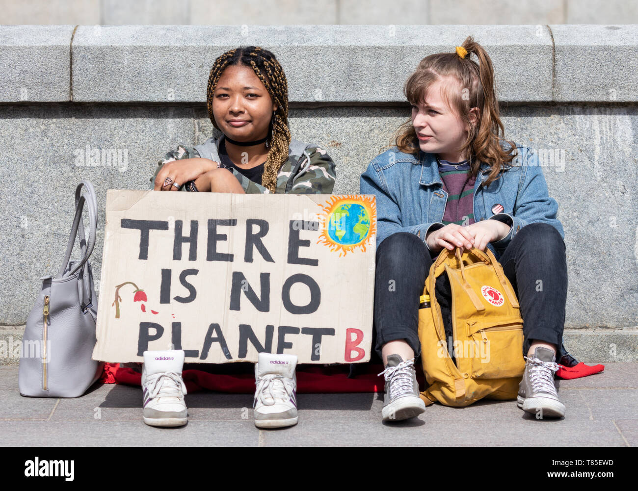 Stoccolma, Svezia. 10 Maggio, 2019. 16-anno-vecchio clima svedese Greta attivista Thunberg dimostrando a Stoccolma il venerdì. Compagno di manifestanti Foto Stock