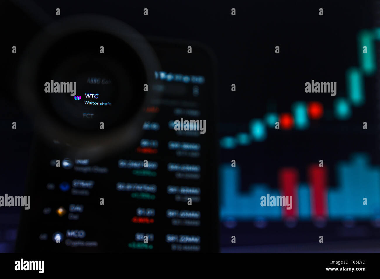 SAN FRANCISCO, STATI UNITI - 9 Maggio 2019: un grafico di tendenza crescente del WTC Waltonchain Cryptocurrency. L'illustrazione delle candele verde bar di tendenza di sollevamento, Sa Foto Stock