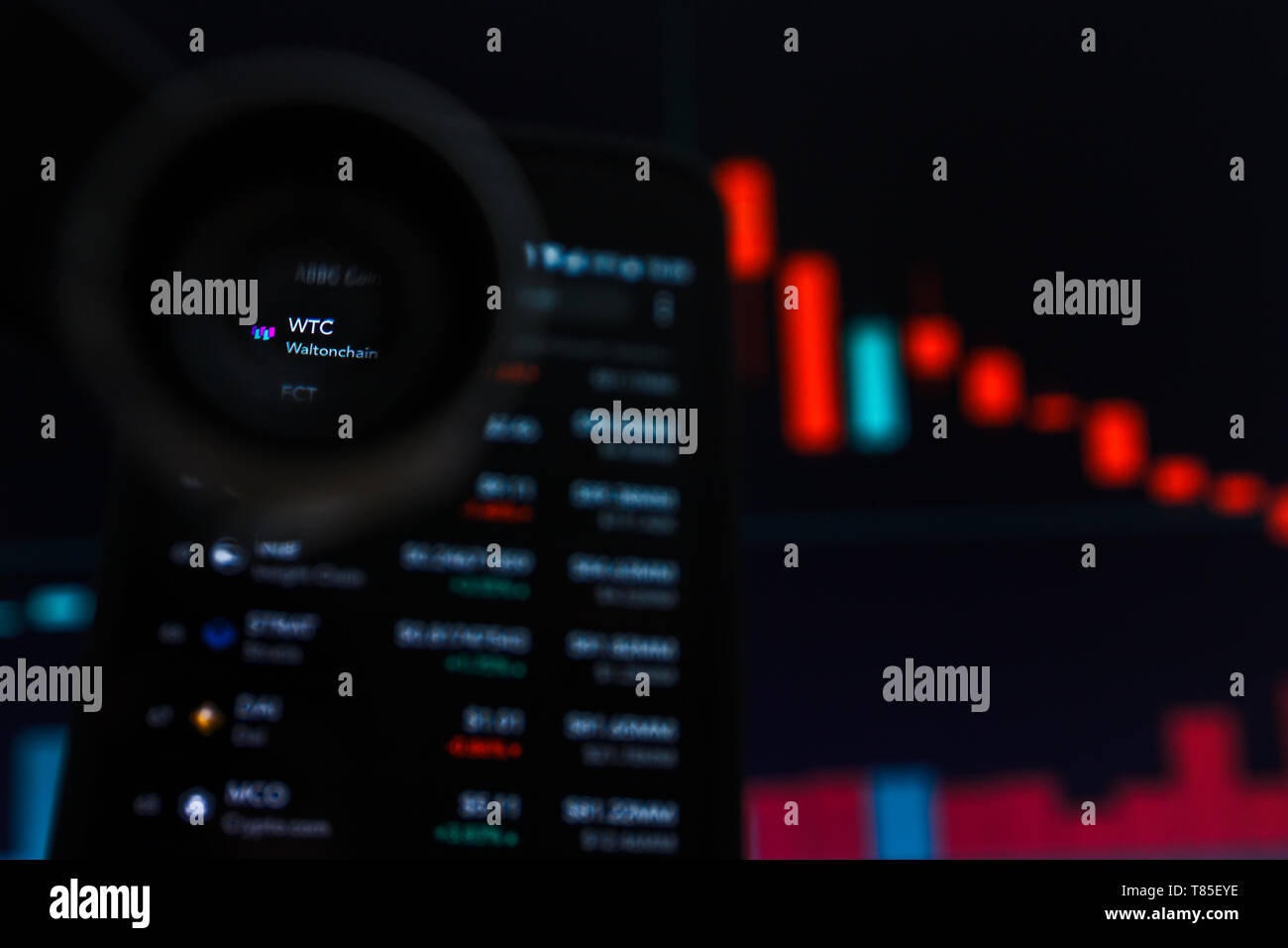 SAN FRANCISCO, STATI UNITI - 9 Maggio 2019: un grafico di tendenza alla diminuzione del WTC Waltonchain Cryptocurrency. L'illustrazione delle candele rosse Bar caduta di tendenza verso il basso, Foto Stock