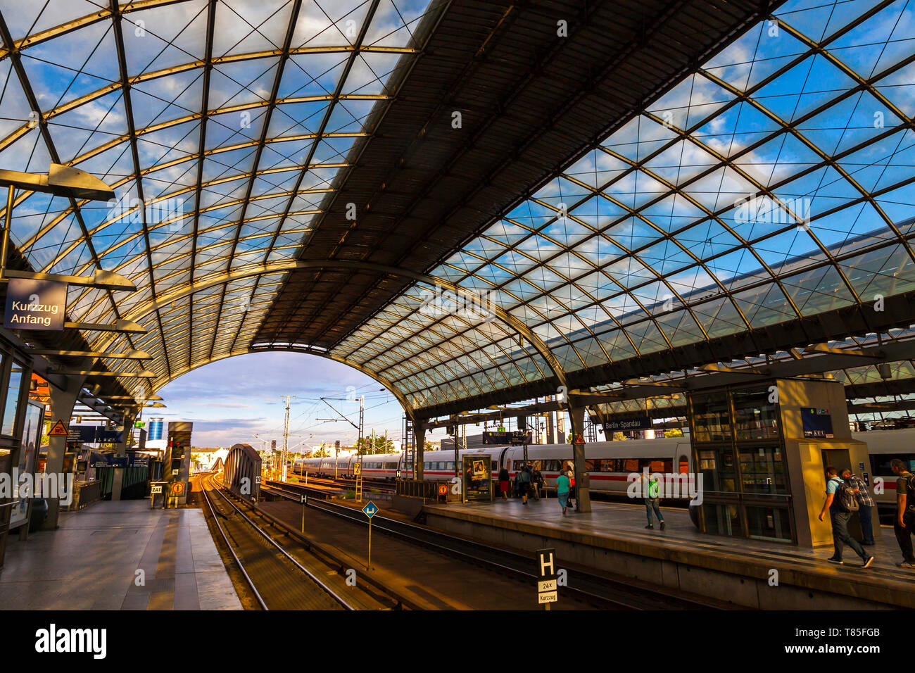 Amburgo, Germania - Luglio 3, 2014: Berlin-Spandau stazione, la Deutsche Bahn nel distretto di Berlino di Spandau. La stazione ha il più lungo treno sh Foto Stock