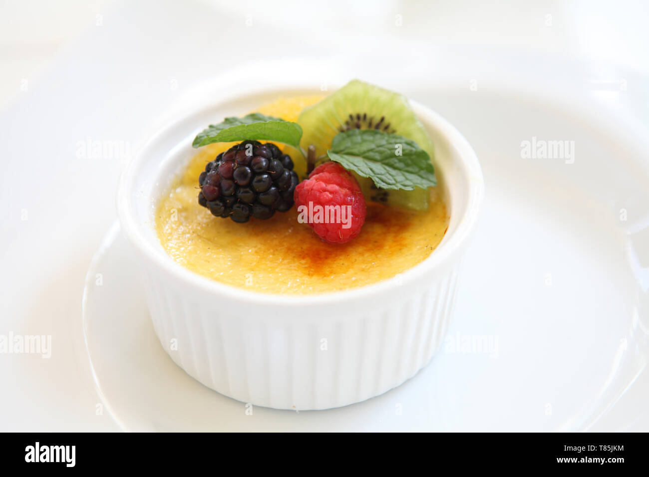 Creme brulee francese tradizionale crema vaniglia dessert con frutta Foto Stock