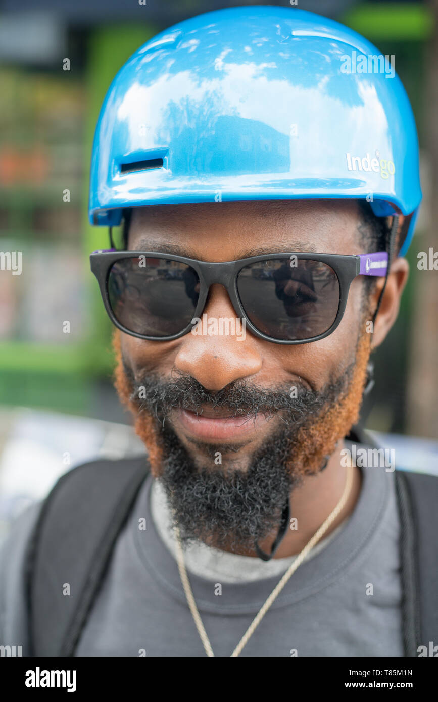 Ritratto di strada di un uomo che indossa un elmetto prese a Filadelfia Pennsylvania, Foto Stock