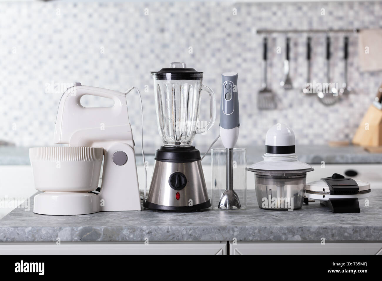 Varie tipologie di elettrodomestici per la cucina sul piano di lavoro in cucina Foto Stock