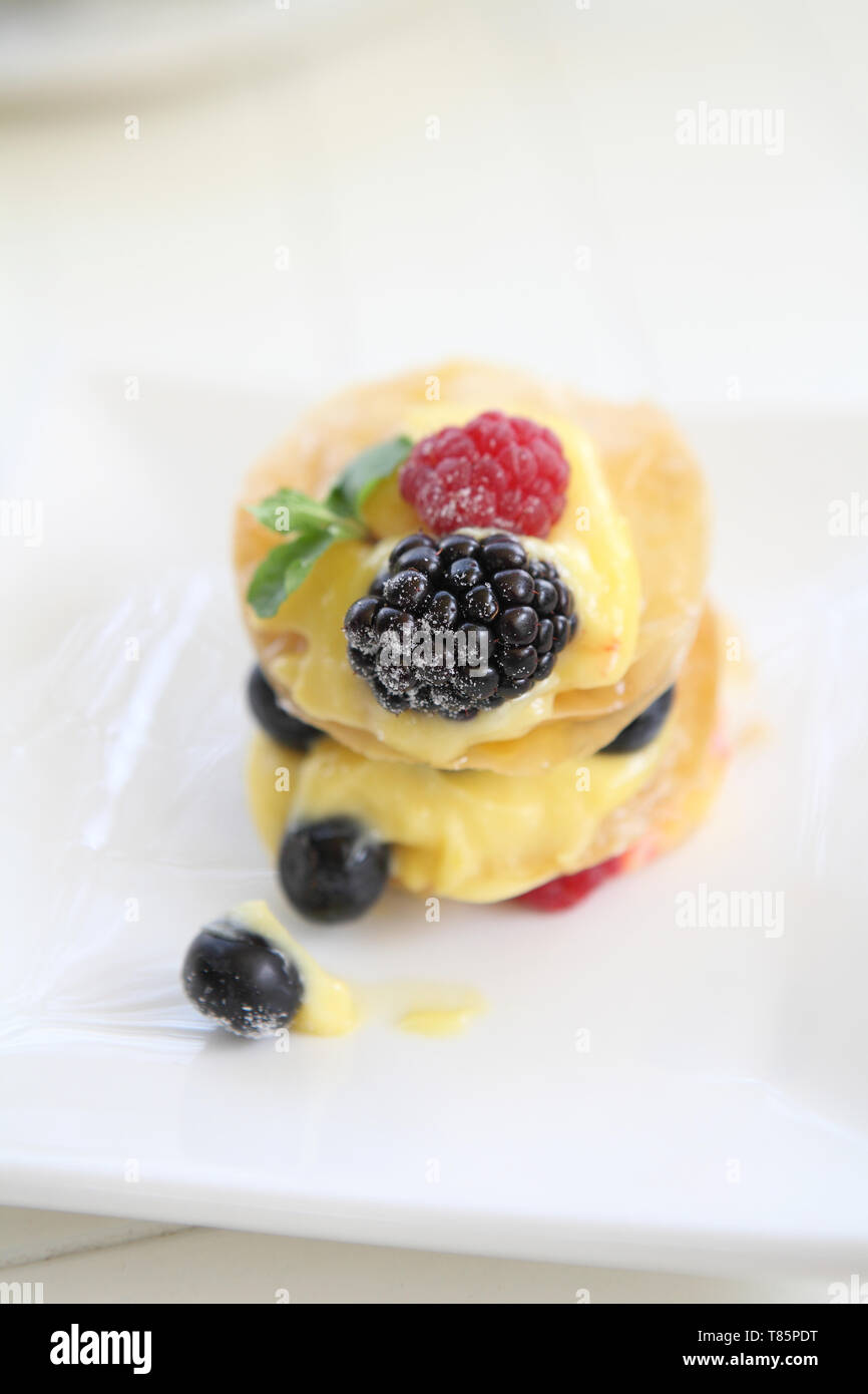 Mille"feuille di frutti di bosco Foto Stock