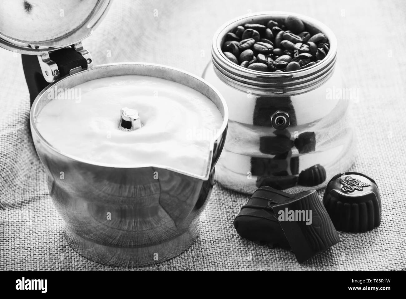 Cappuccino in amoka con chicchi di caffè e cioccolato Foto Stock