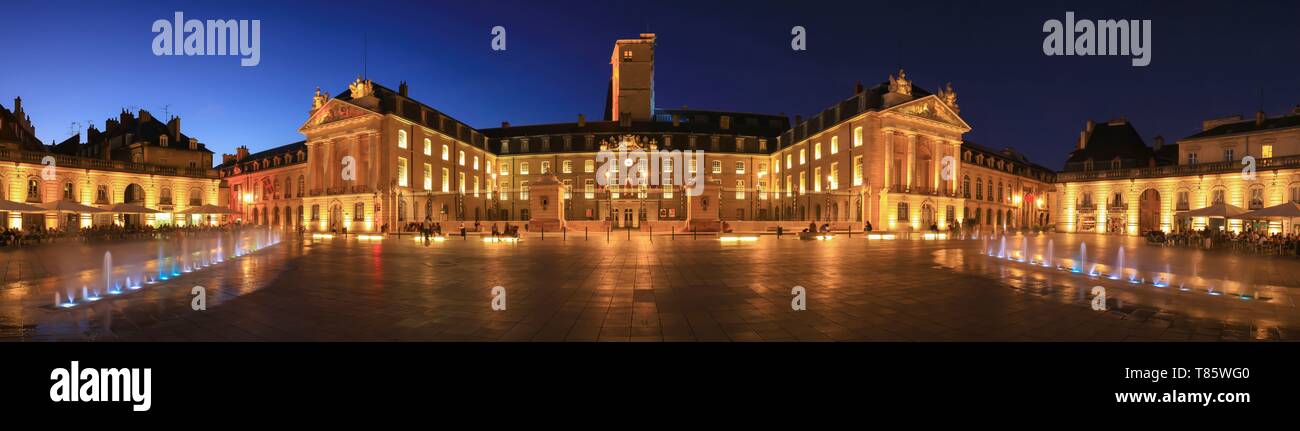 Francia, Cote d'Or, paesaggio culturale dei climi di Borgogna elencati come patrimonio mondiale dall' UNESCO, Dijon, luogo di liberazione con la torre di Filippo il Buono du Palais dei duchi di Borgogna Foto Stock