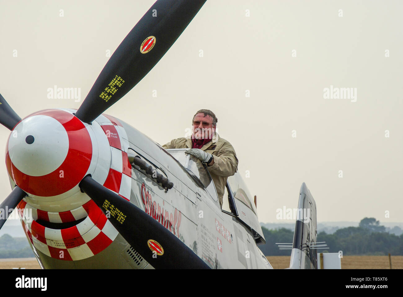 Pilota Maurice Hammond che sale dalla cabina di pilotaggio del P-51 Mustang, secondo aereo da combattimento della guerra mondiale di nome Marinell Foto Stock