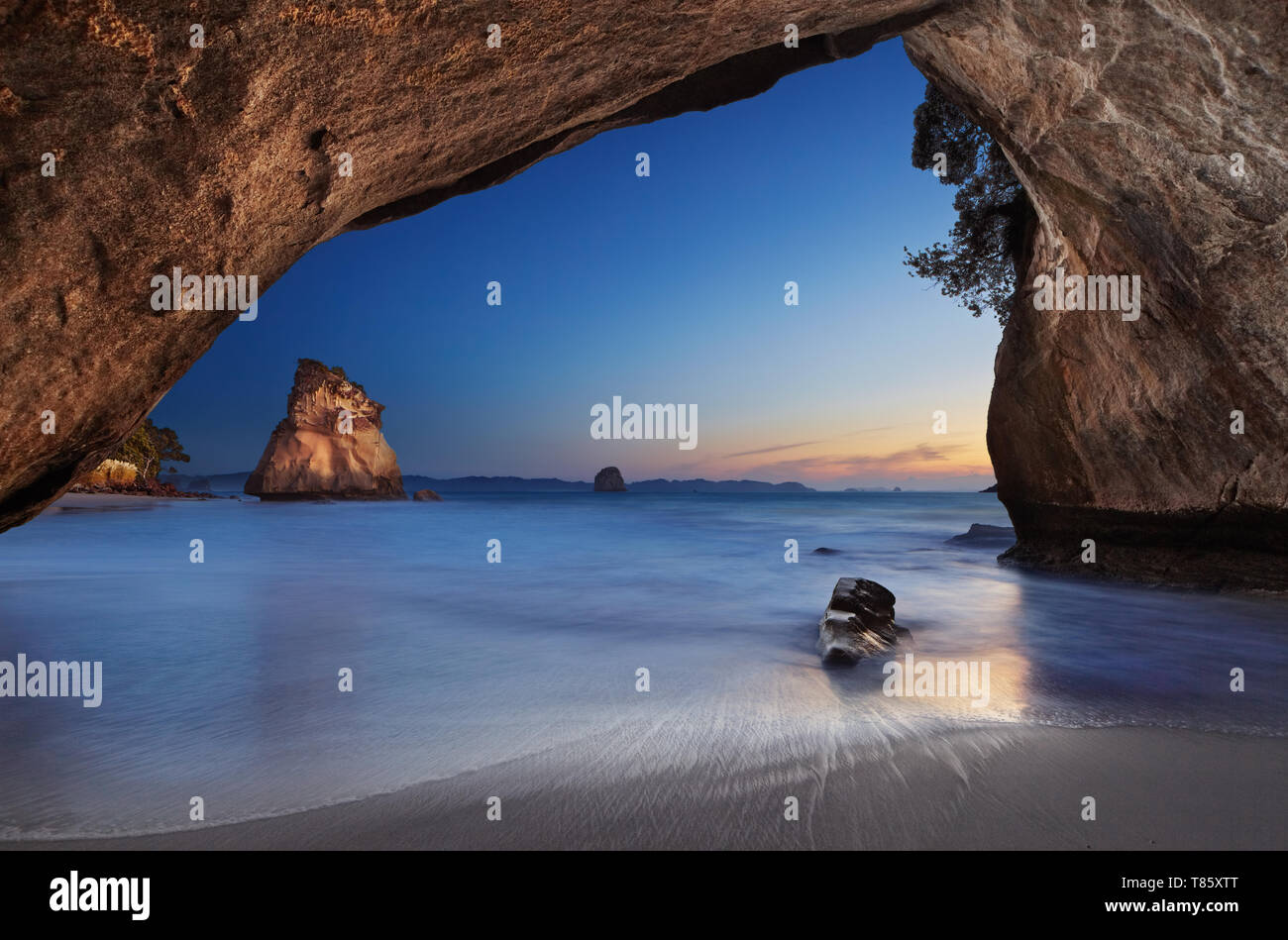Cove della cattedrale di sunrise, Penisola di Coromandel, Nuova Zelanda Foto Stock