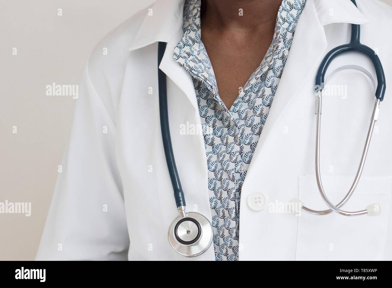 Medico donna indossa uno stetoscopio Foto Stock