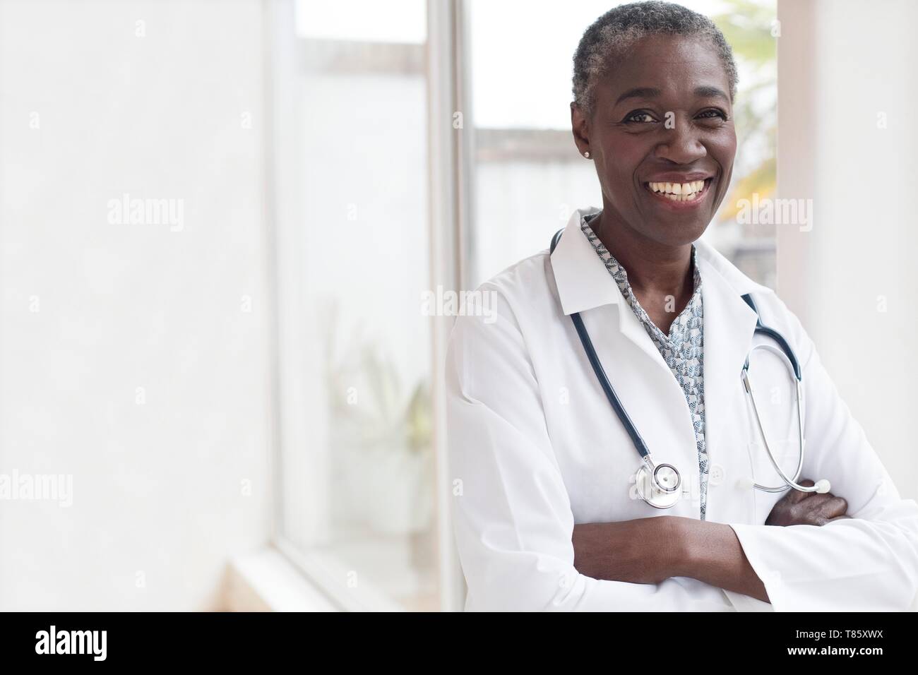 Medico donna sorridente Foto Stock