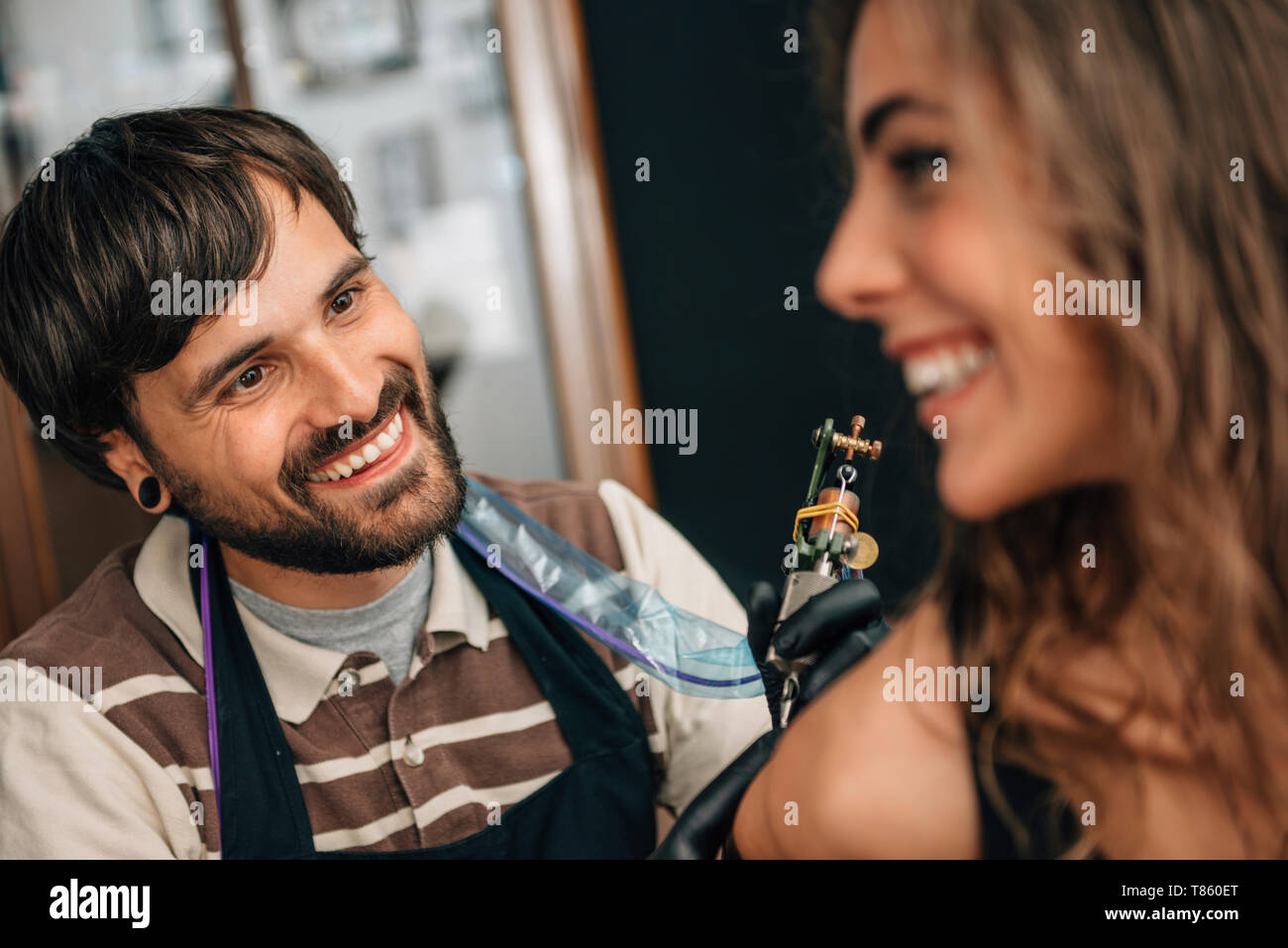 Tatuaggio artista al lavoro Foto Stock