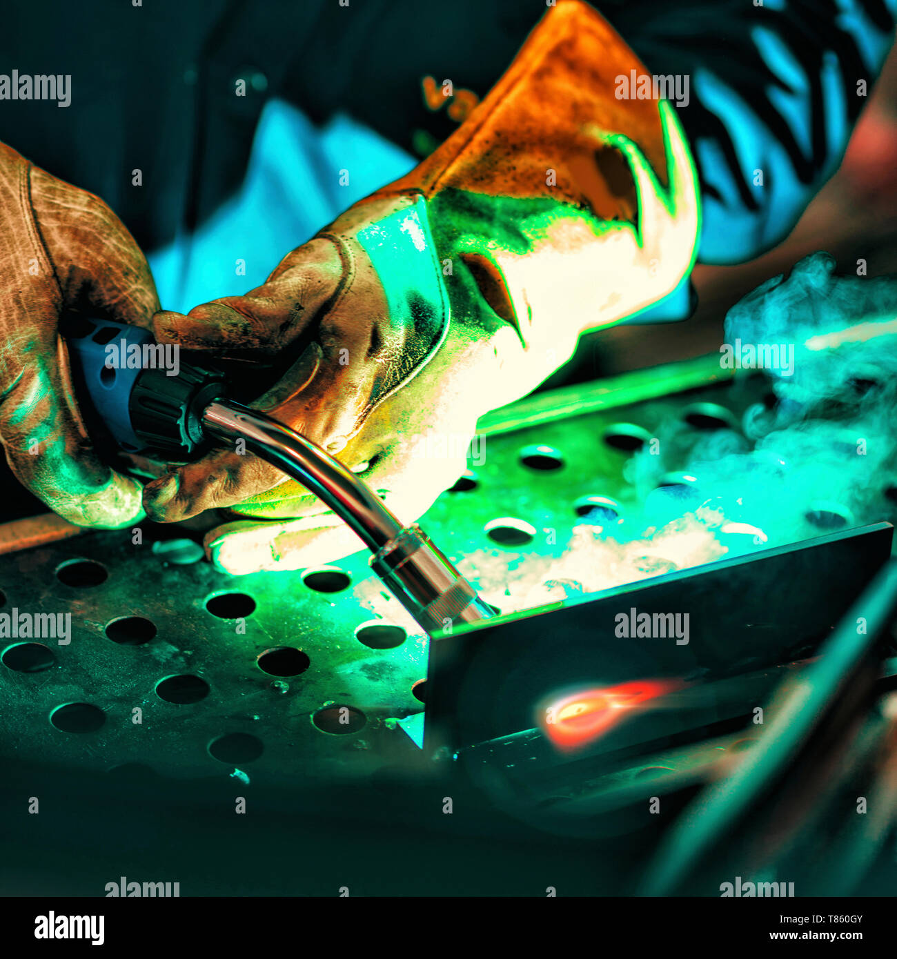 Saldatore sul lavoro Foto Stock