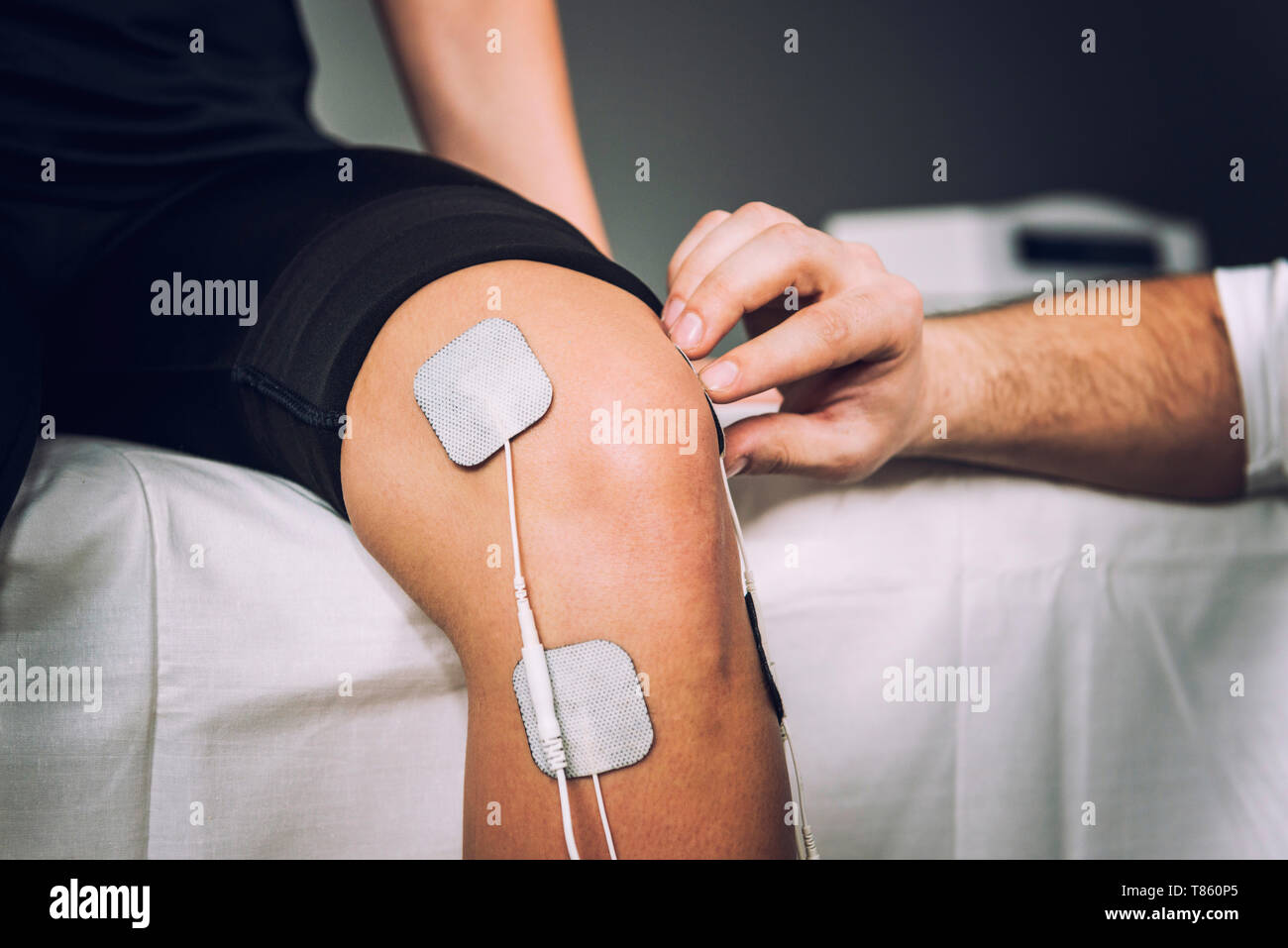 Immissione decine gli elettrodi sul ginocchio Foto Stock