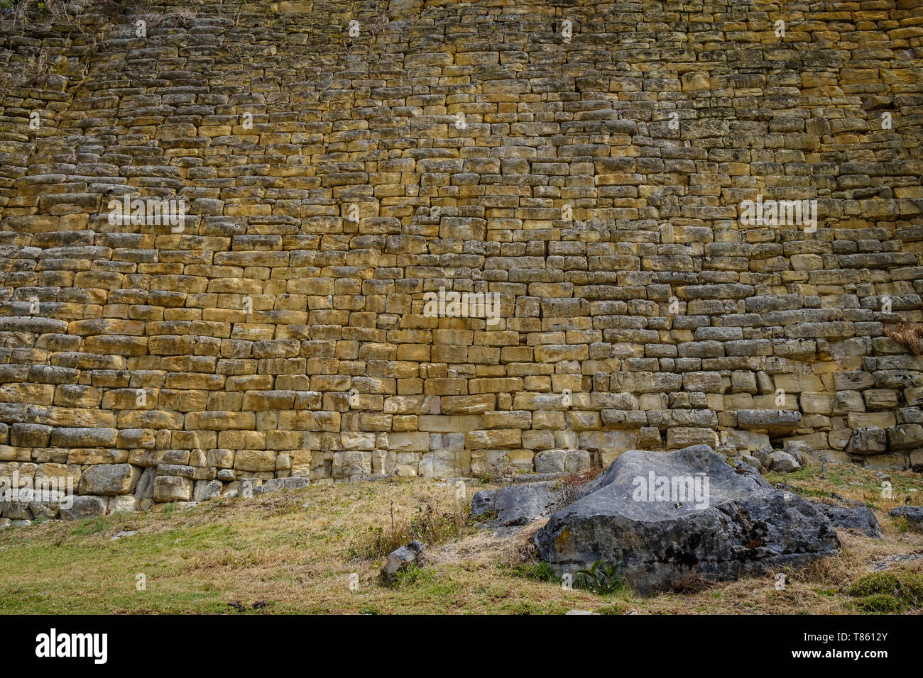 Dettaglio del th pareti esterne di Kuélap. Kuélap è un suggestivo insediamento cinto di mura eretta dai Chachapoyas cultura nella regione amazzonica del Perù. Foto Stock