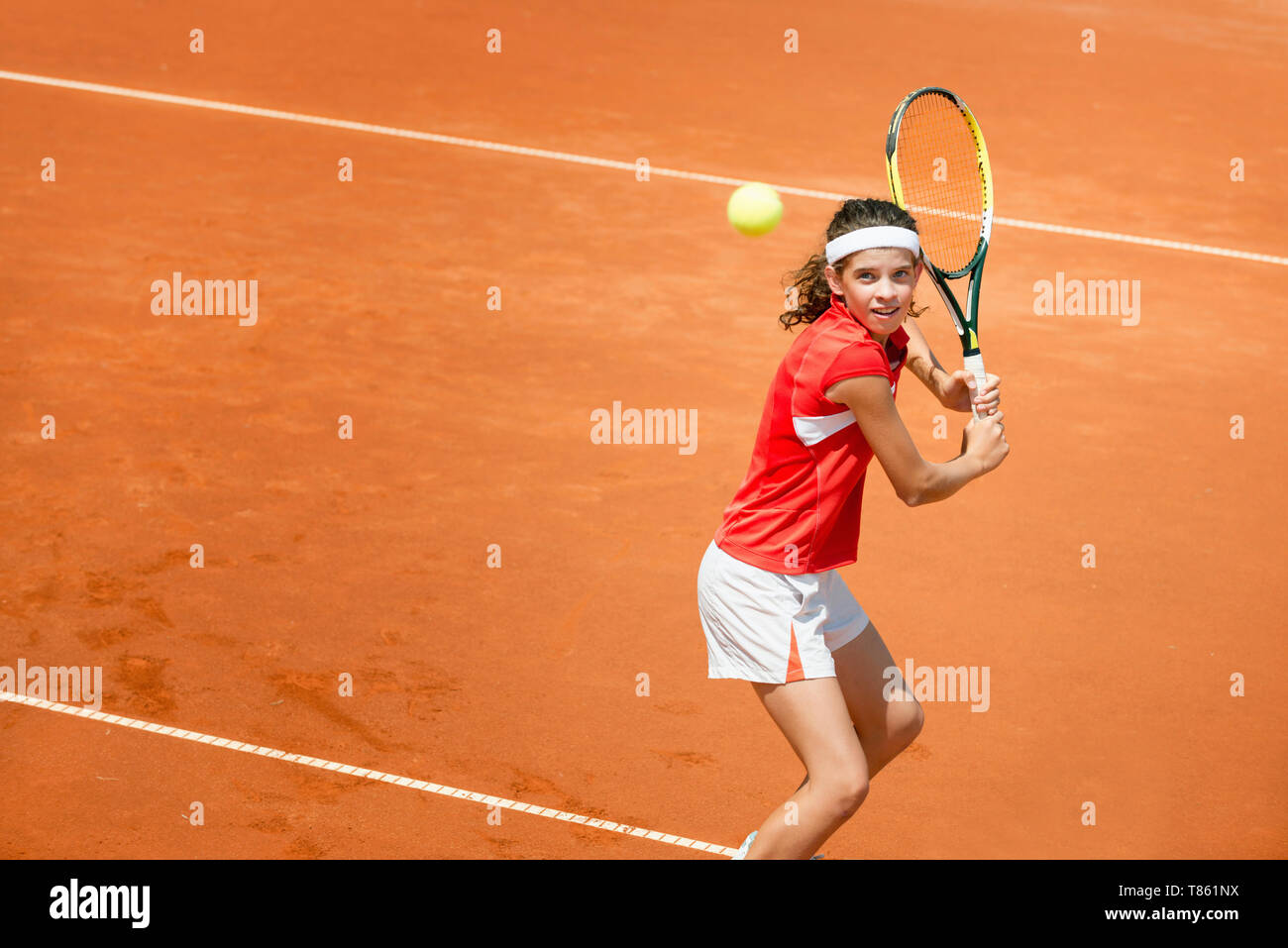 Ragazza giocando a tennis Foto Stock