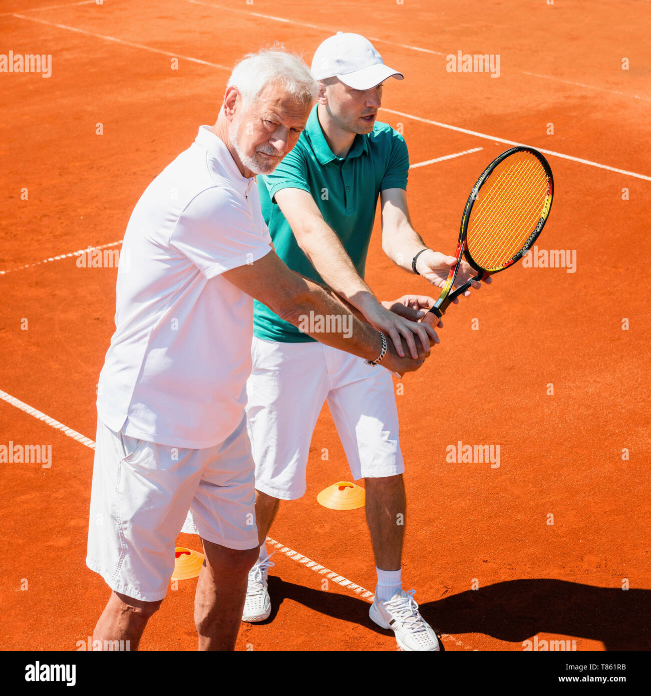 L'uomo anziano con istruttore di tennis Foto stock - Alamy