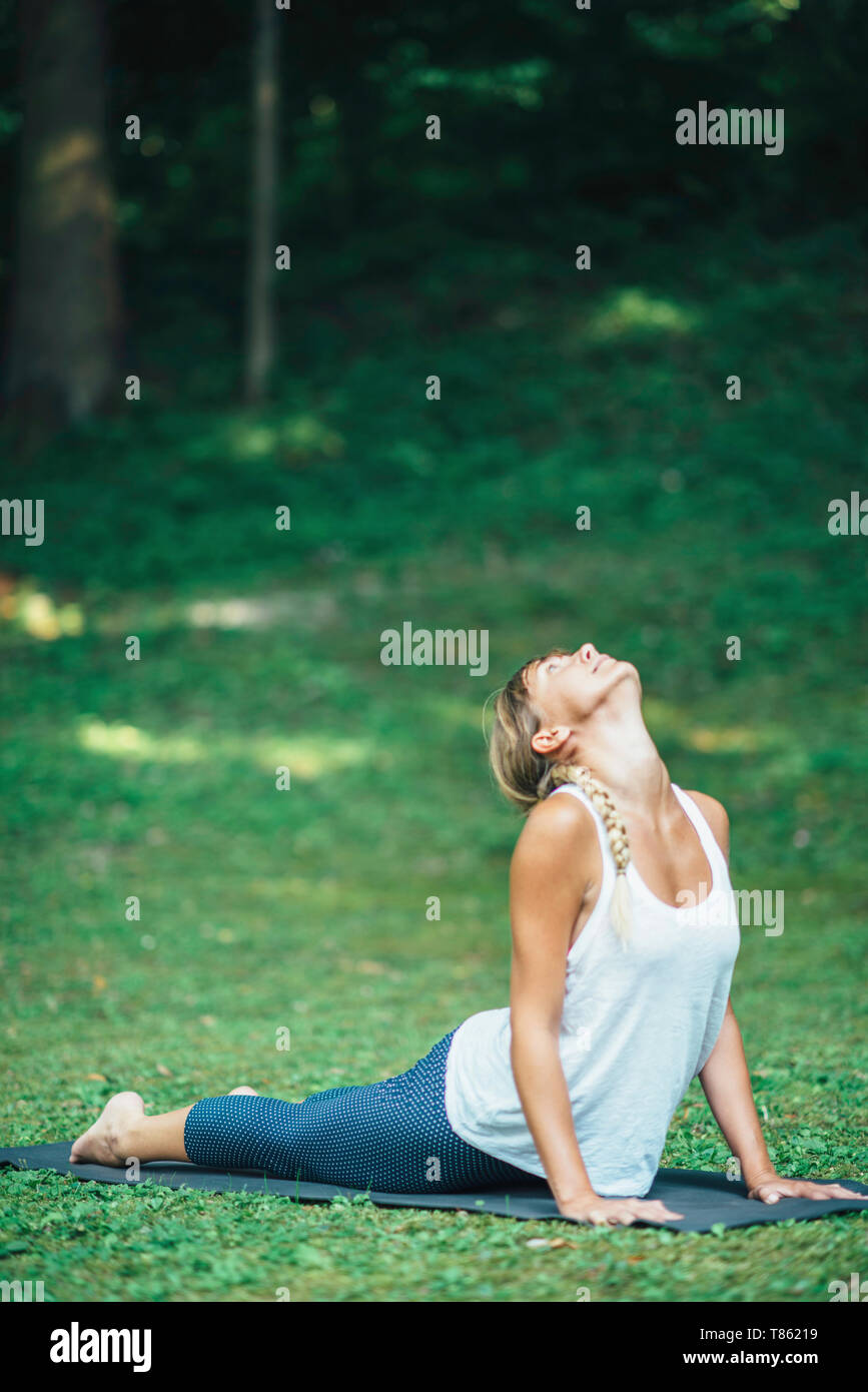 Yoga posizione del cobra Foto Stock