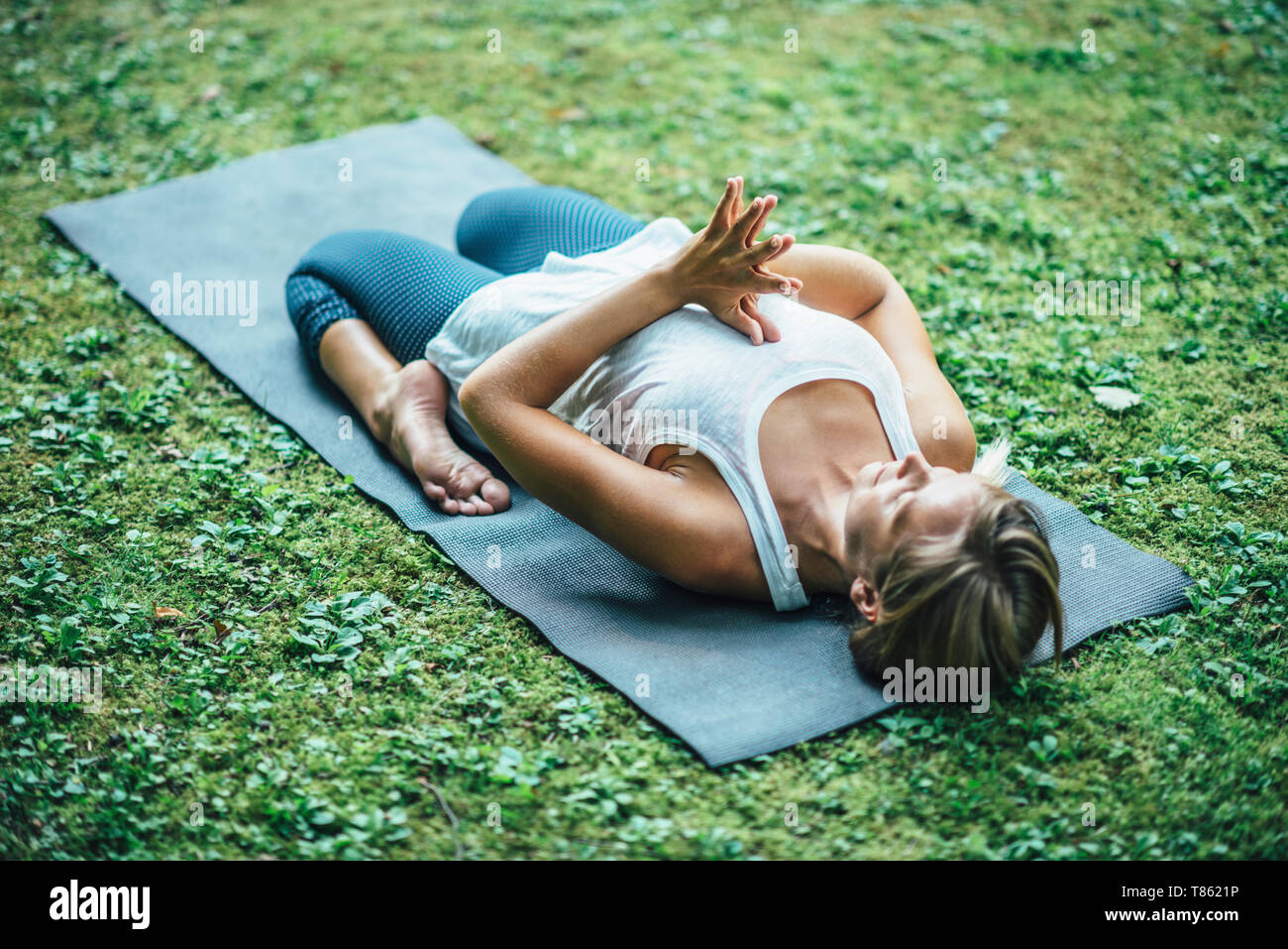 Donna fare yoga Foto Stock