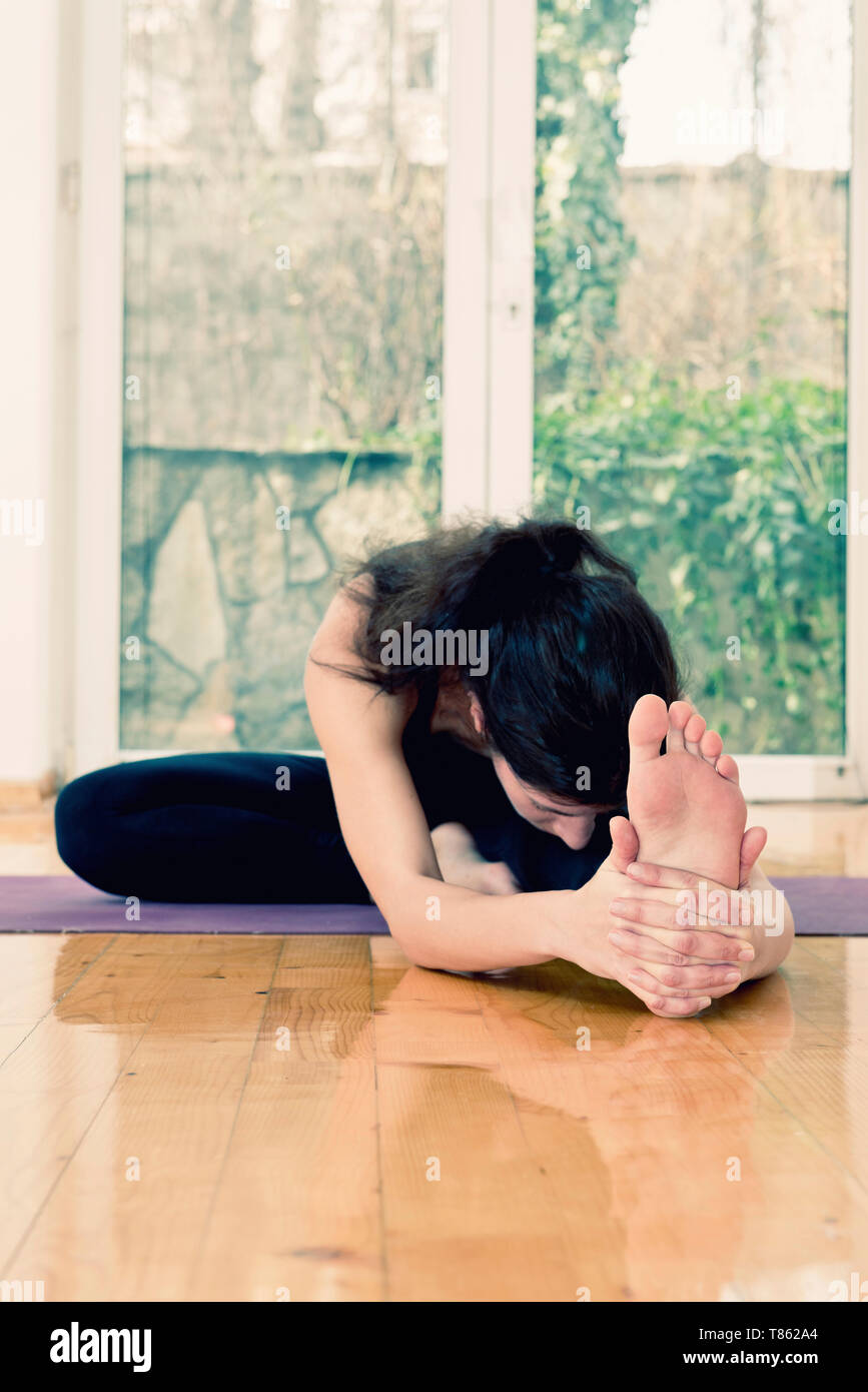 Yoga in testa al ginocchio Foto Stock